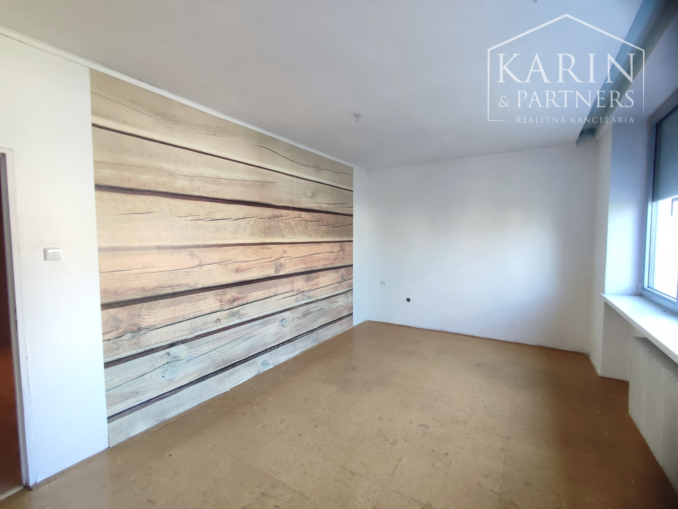 Znížená cena: Veľký poschodový rodinný dom s dvomi garážami, v oblúbenej pokojnej lukratívnej lokalite, Nové Zámky