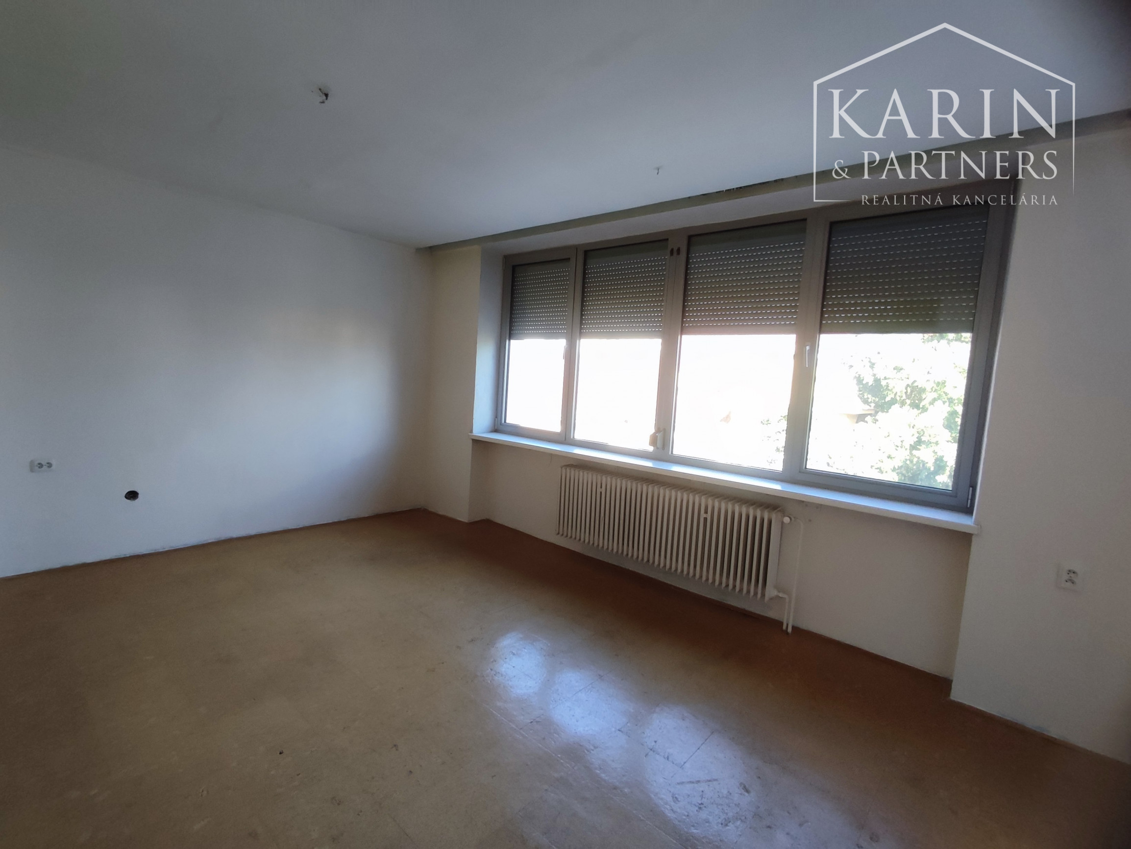 Znížená cena: Veľký poschodový rodinný dom s dvomi garážami, v oblúbenej pokojnej lukratívnej lokalite, Nové Zámky