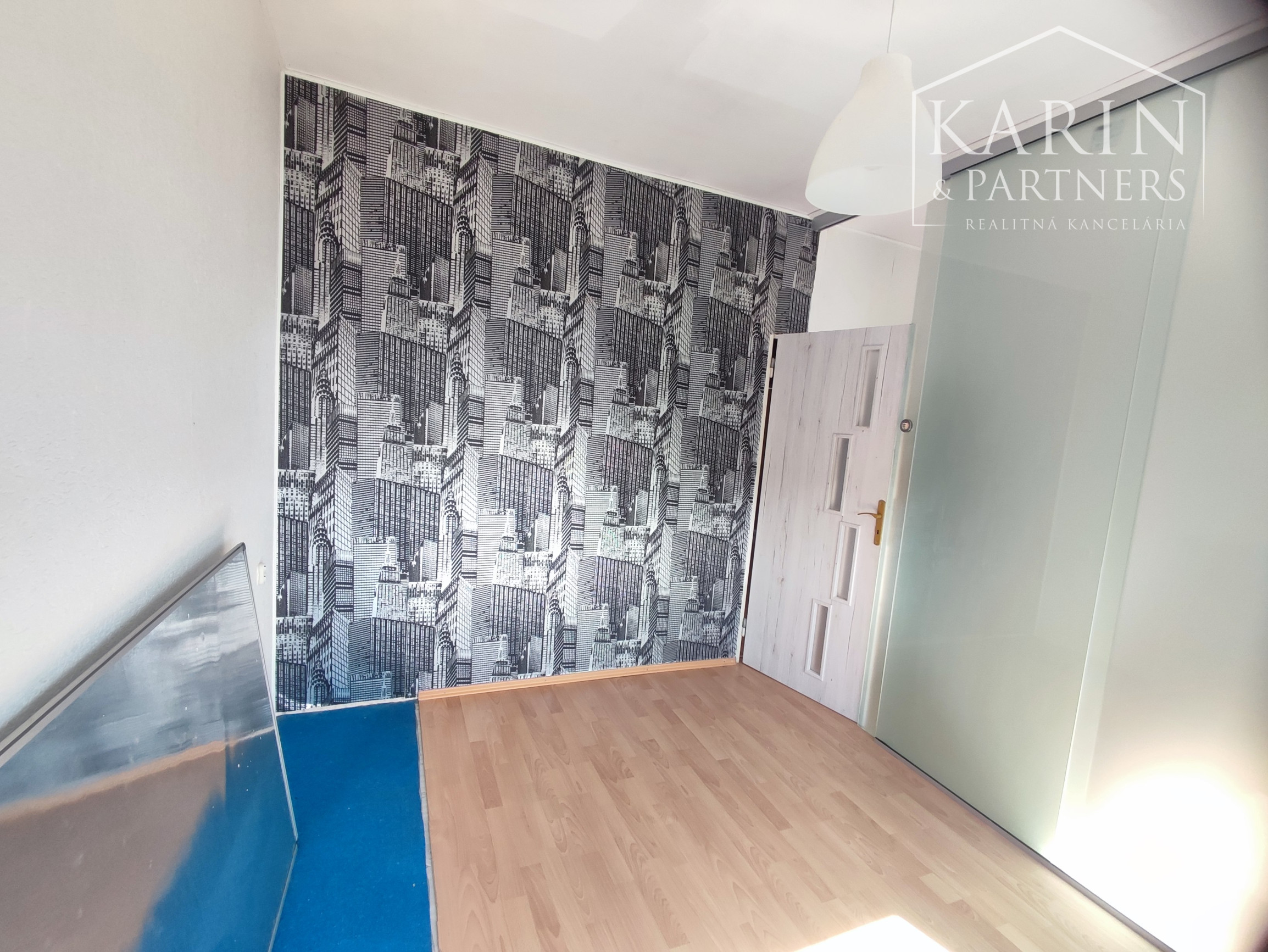 Znížená cena: Veľký poschodový rodinný dom s dvomi garážami, v oblúbenej pokojnej lukratívnej lokalite, Nové Zámky