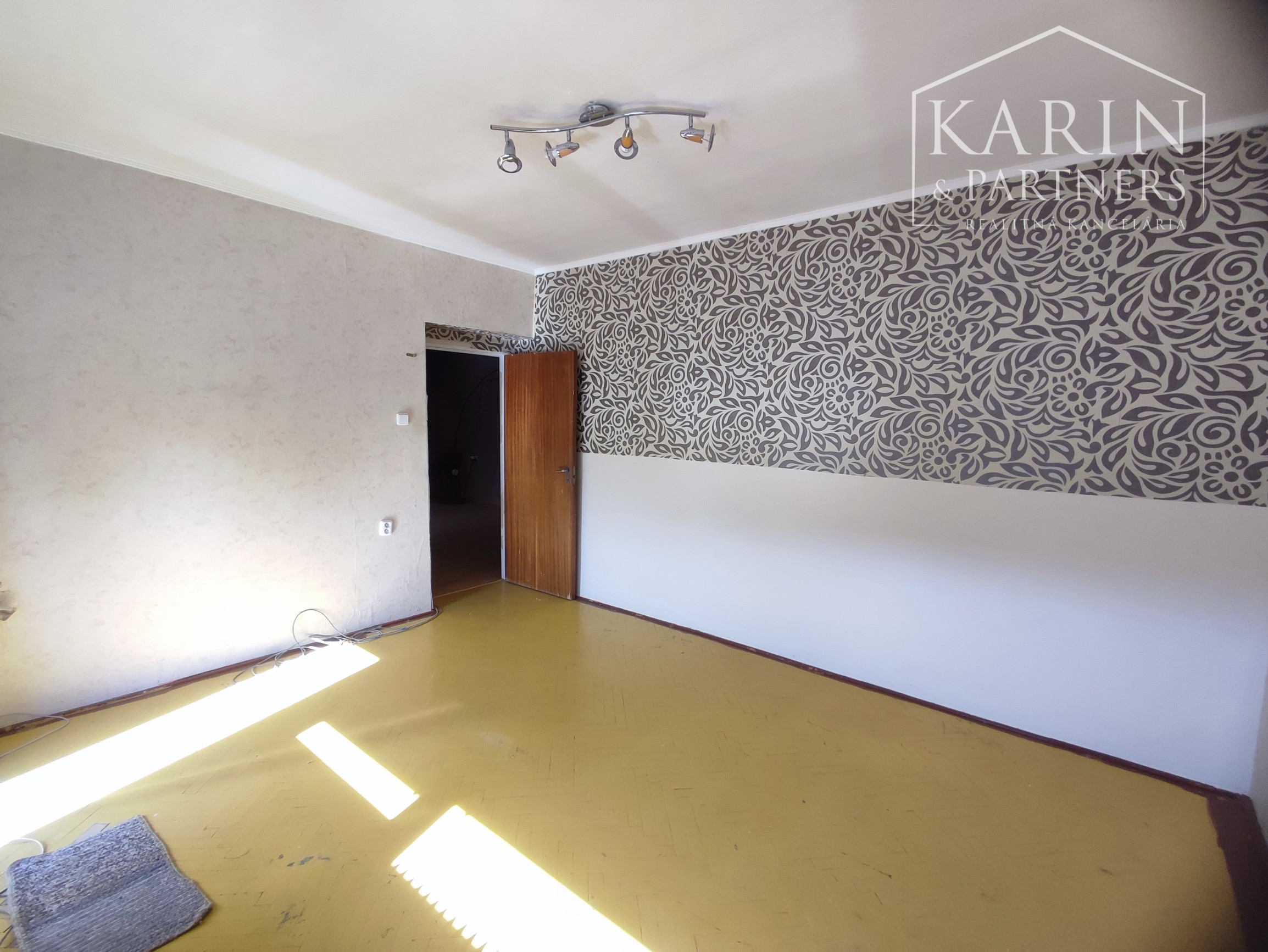 Znížená cena: Veľký poschodový rodinný dom s dvomi garážami, v oblúbenej pokojnej lukratívnej lokalite, Nové Zámky