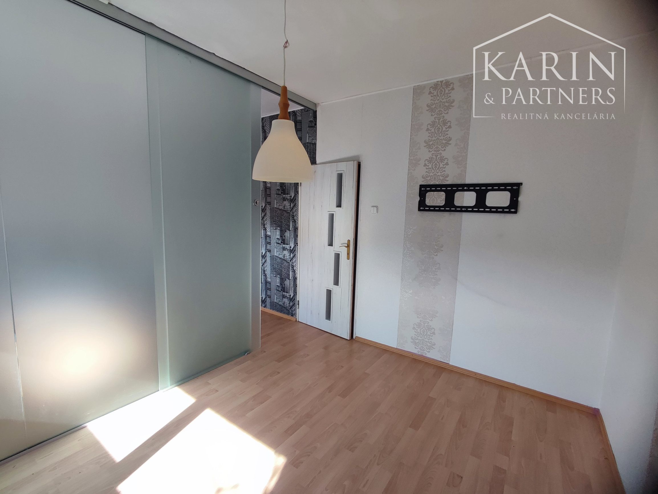 Znížená cena: Veľký poschodový rodinný dom s dvomi garážami, v oblúbenej pokojnej lukratívnej lokalite, Nové Zámky