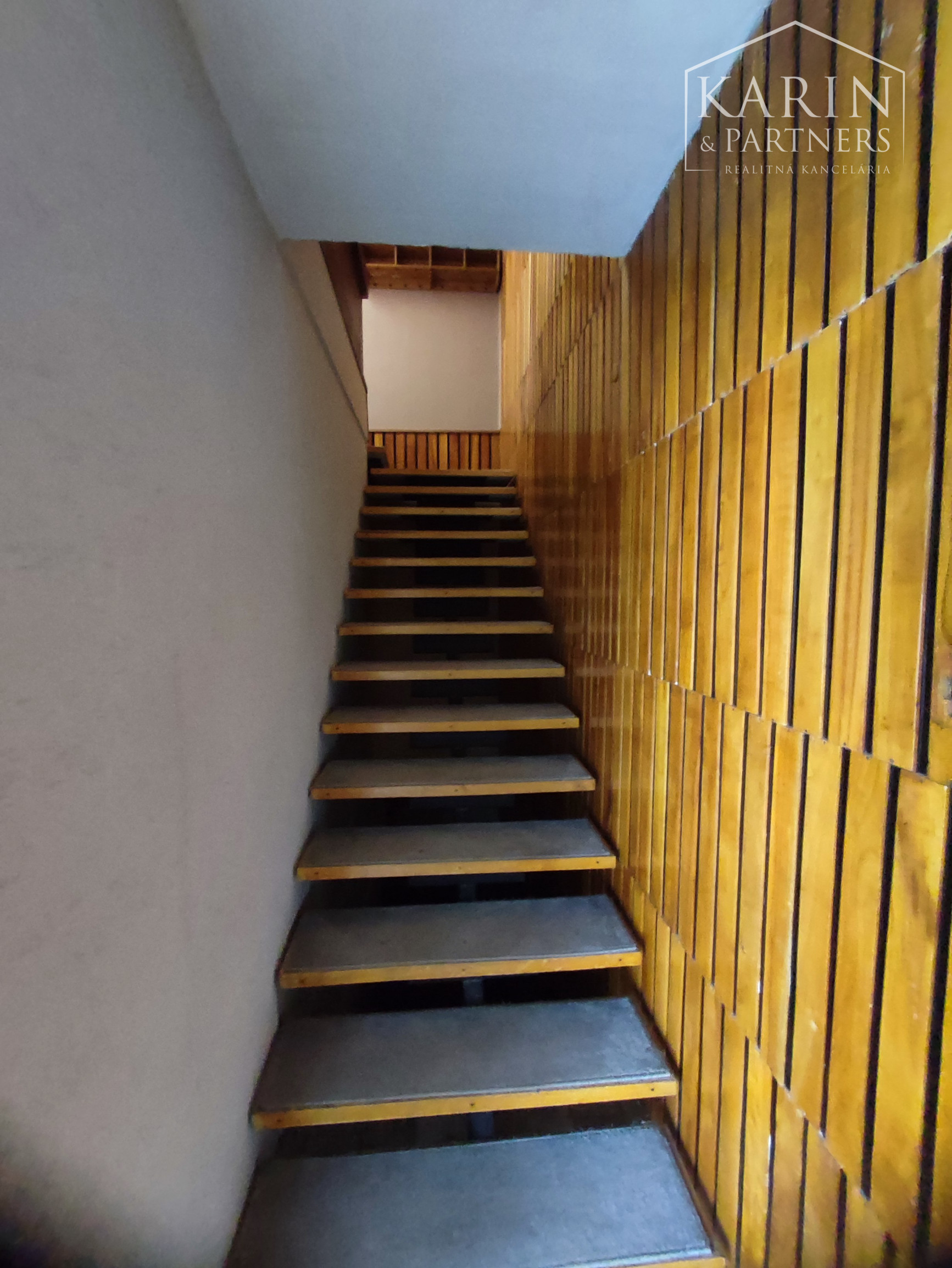 Znížená cena: Veľký poschodový rodinný dom s dvomi garážami, v oblúbenej pokojnej lukratívnej lokalite, Nové Zámky