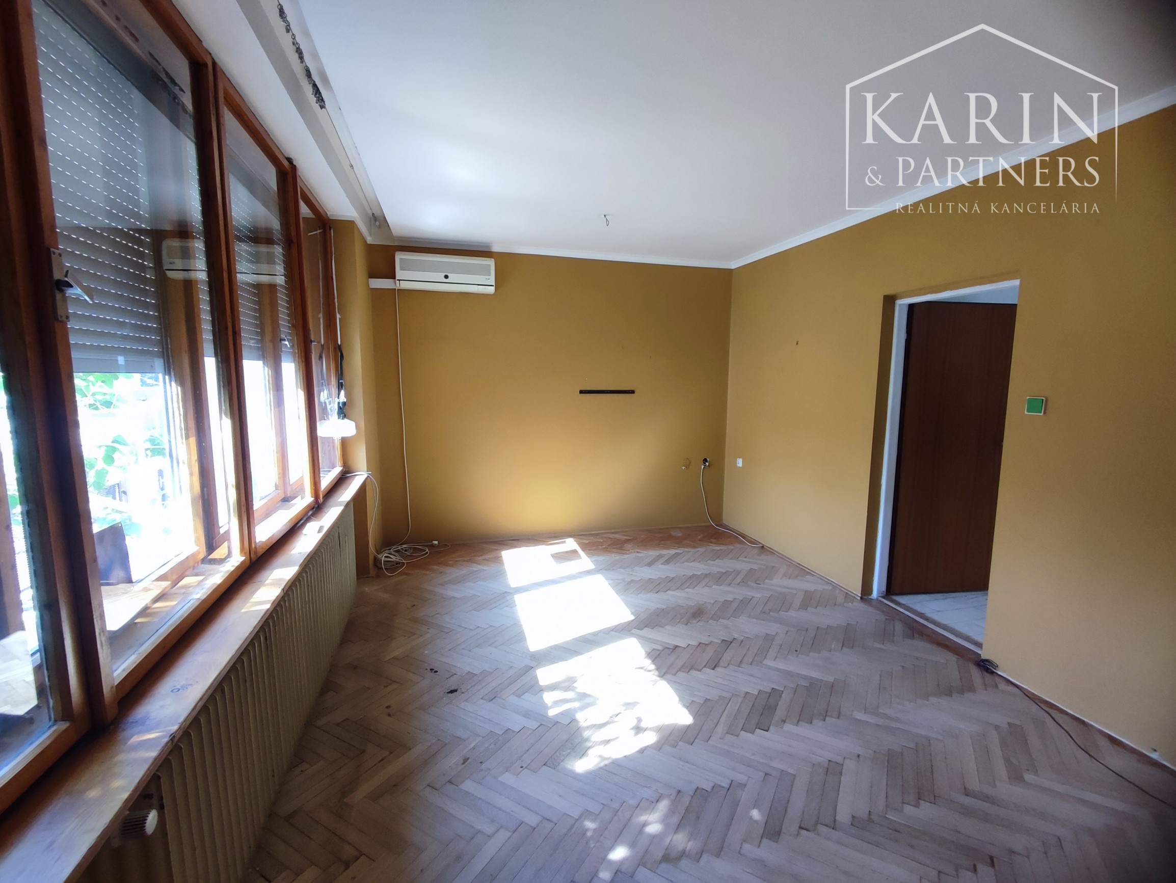 Znížená cena: Veľký poschodový rodinný dom s dvomi garážami, v oblúbenej pokojnej lukratívnej lokalite, Nové Zámky