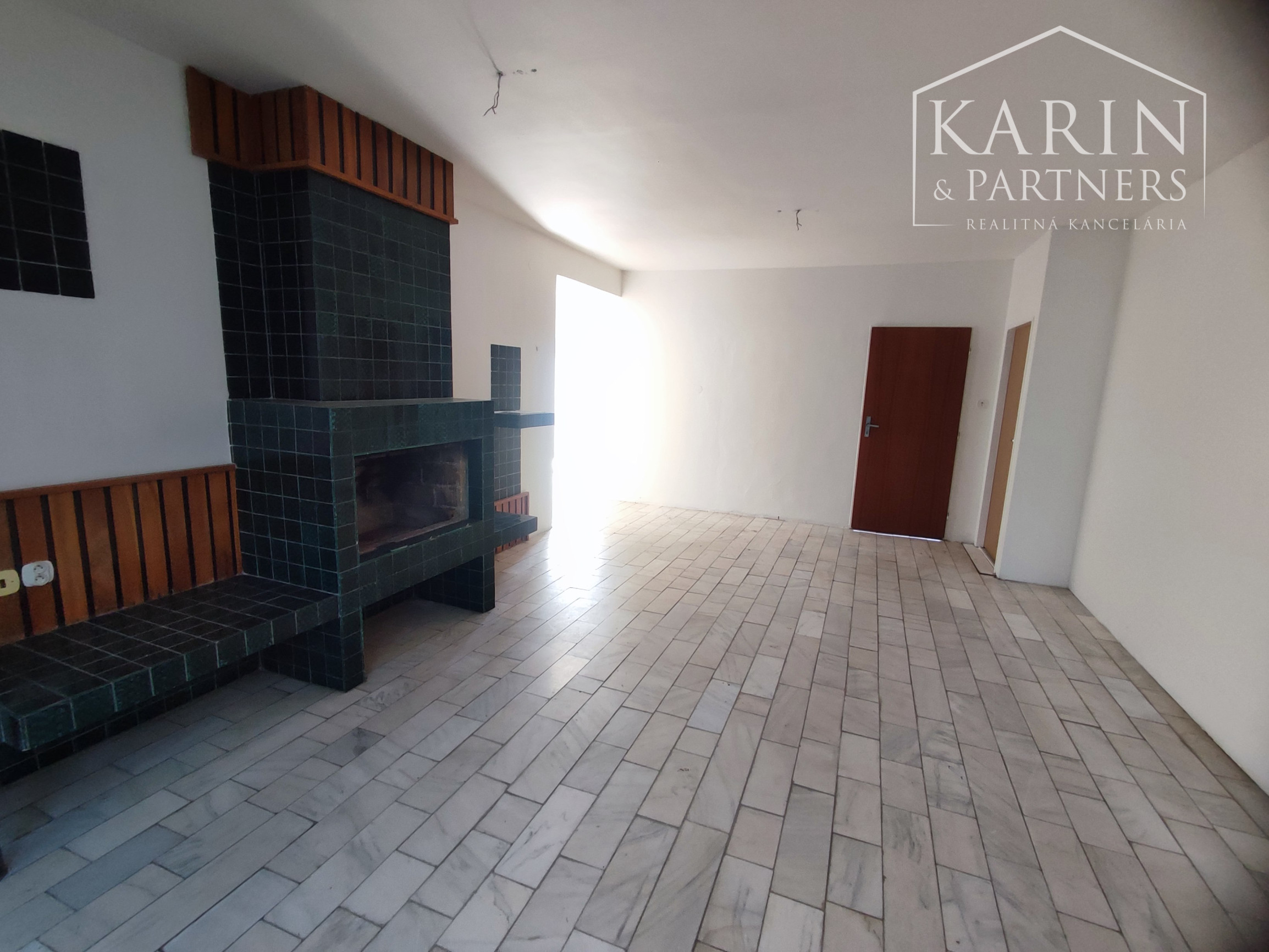 Znížená cena: Veľký poschodový rodinný dom s dvomi garážami, v oblúbenej pokojnej lukratívnej lokalite, Nové Zámky