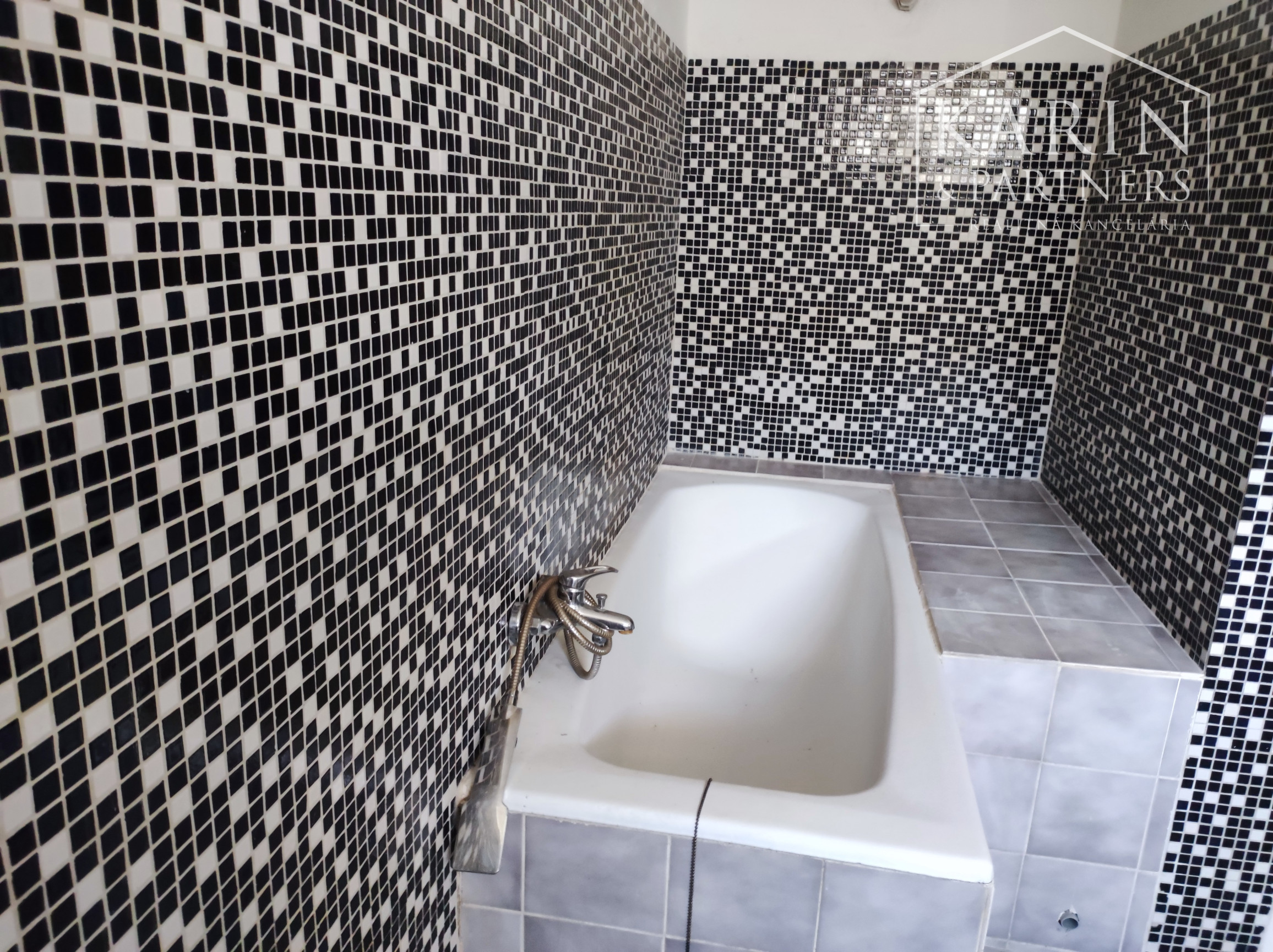 Znížená cena: Veľký poschodový rodinný dom s dvomi garážami, v oblúbenej pokojnej lukratívnej lokalite, Nové Zámky