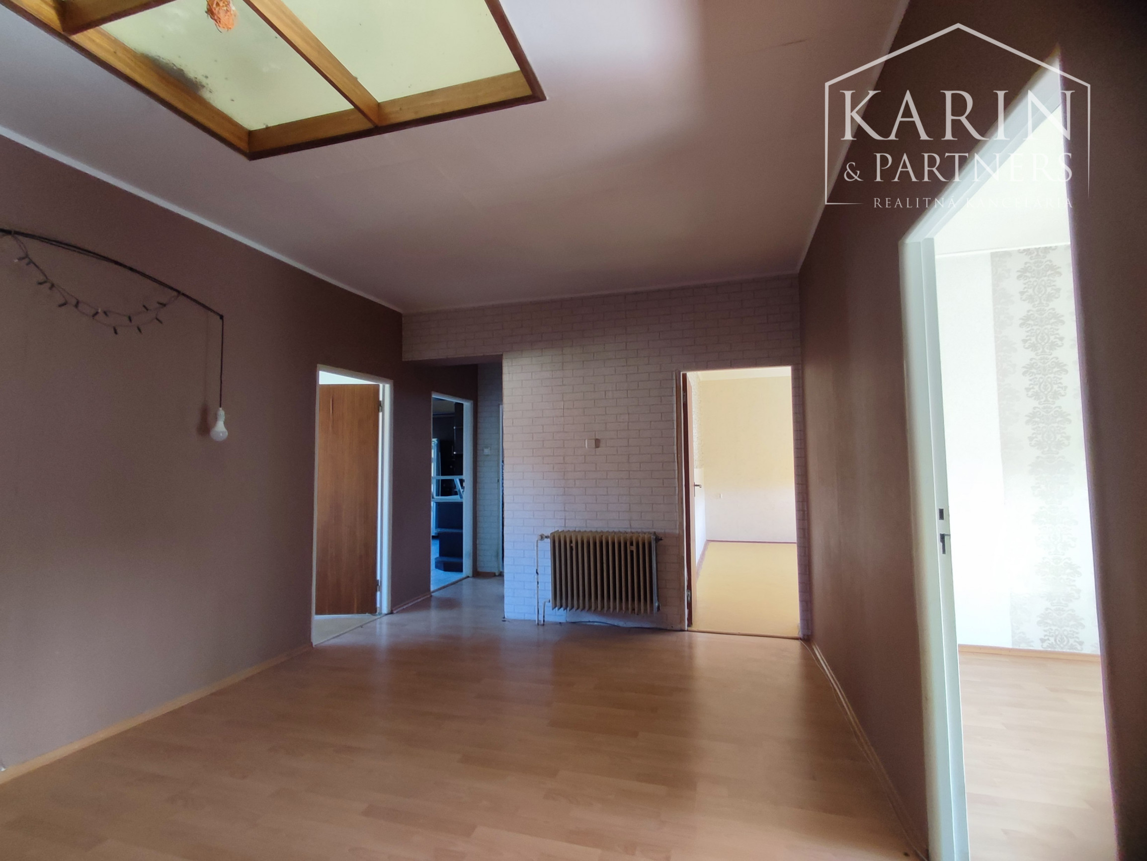 Znížená cena: Veľký poschodový rodinný dom s dvomi garážami, v oblúbenej pokojnej lukratívnej lokalite, Nové Zámky