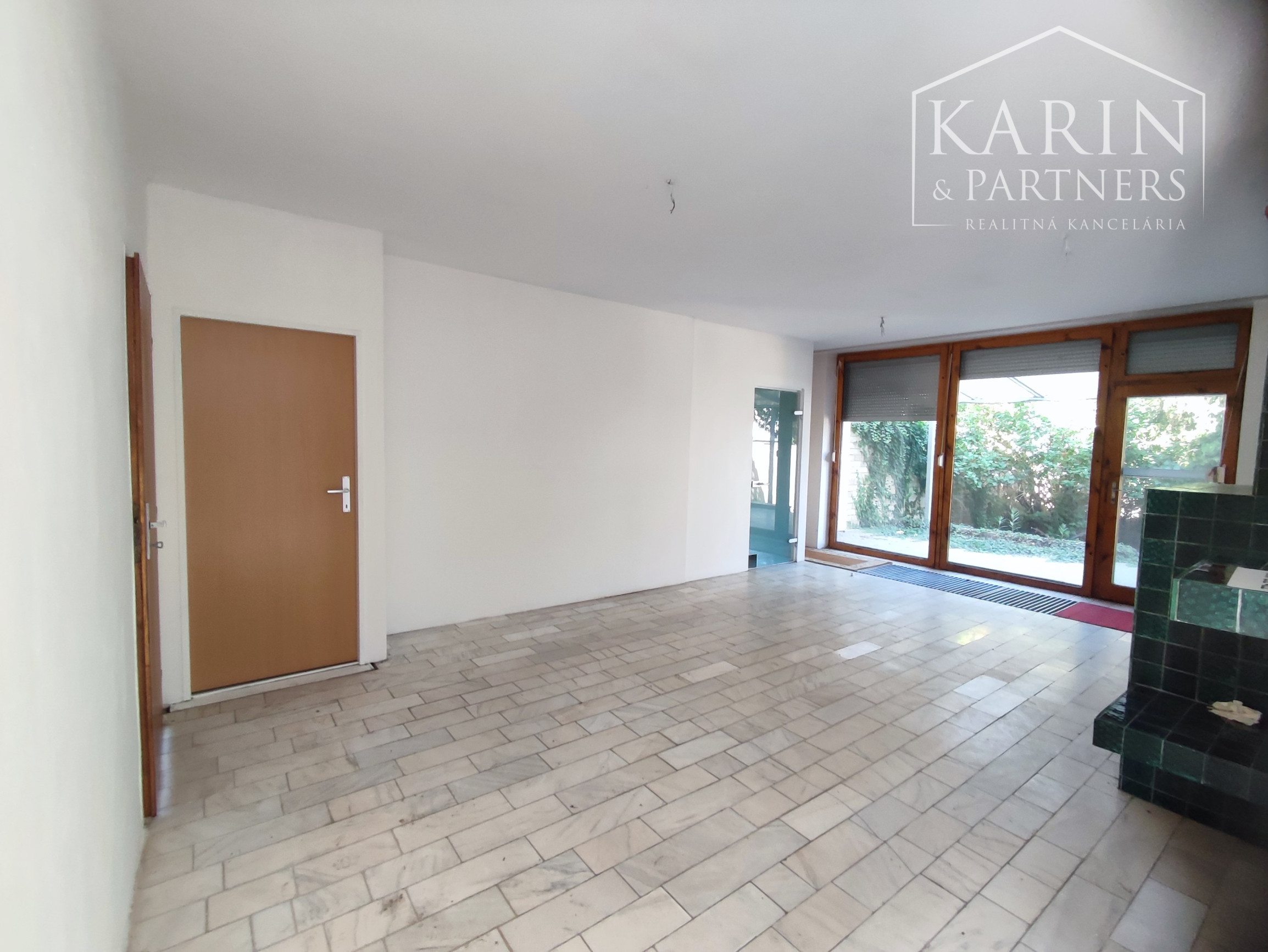 Znížená cena: Veľký poschodový rodinný dom s dvomi garážami, v oblúbenej pokojnej lukratívnej lokalite, Nové Zámky