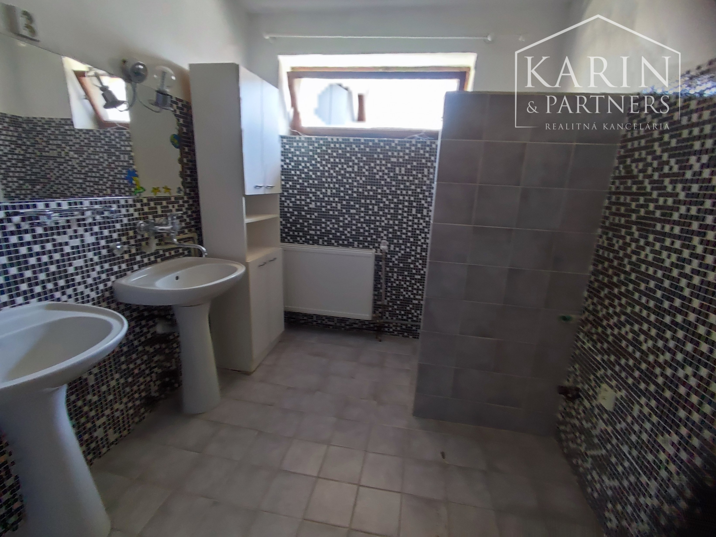 Znížená cena: Veľký poschodový rodinný dom s dvomi garážami, v oblúbenej pokojnej lukratívnej lokalite, Nové Zámky