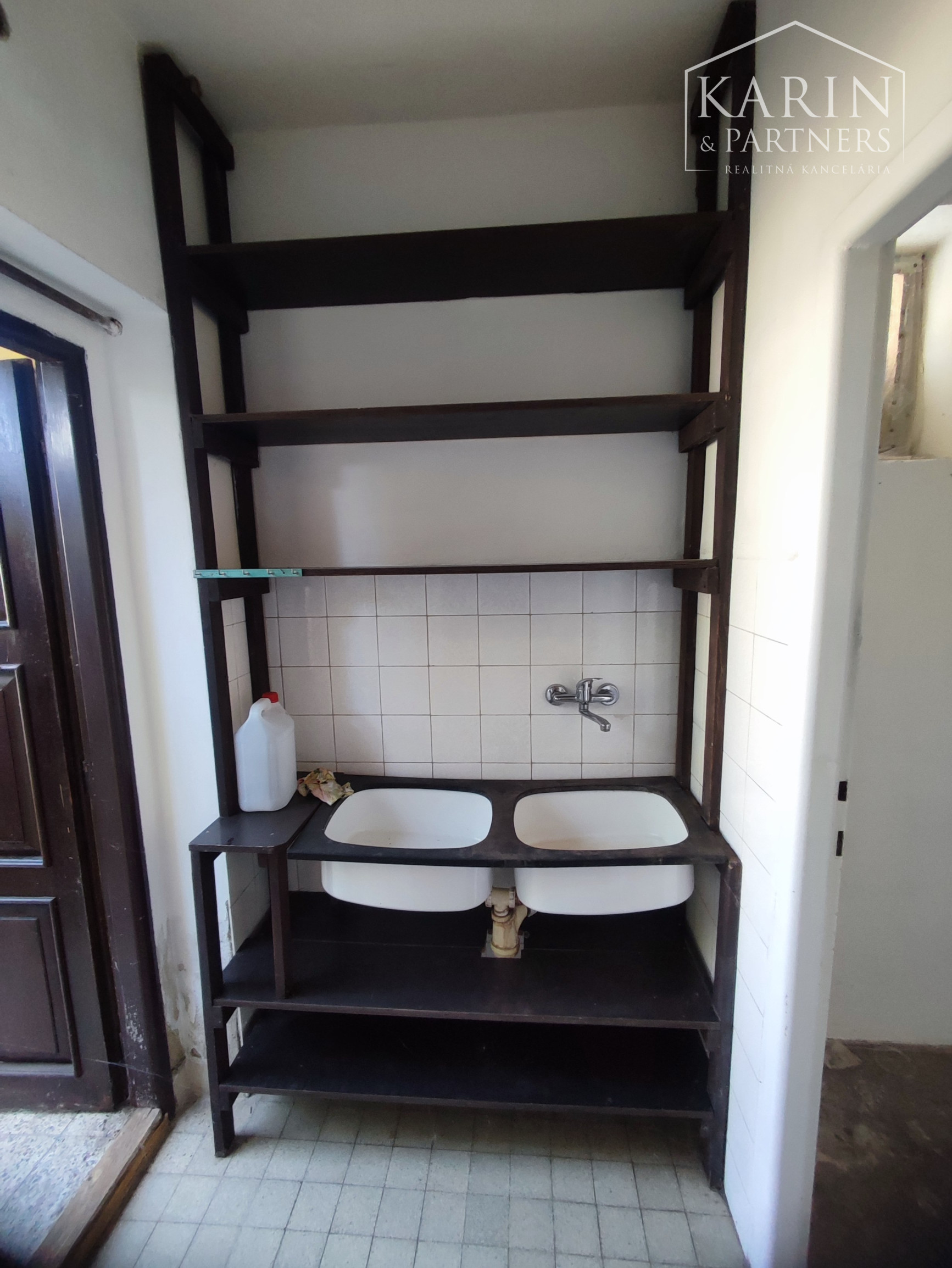 Znížená cena: Veľký poschodový rodinný dom s dvomi garážami, v oblúbenej pokojnej lukratívnej lokalite, Nové Zámky