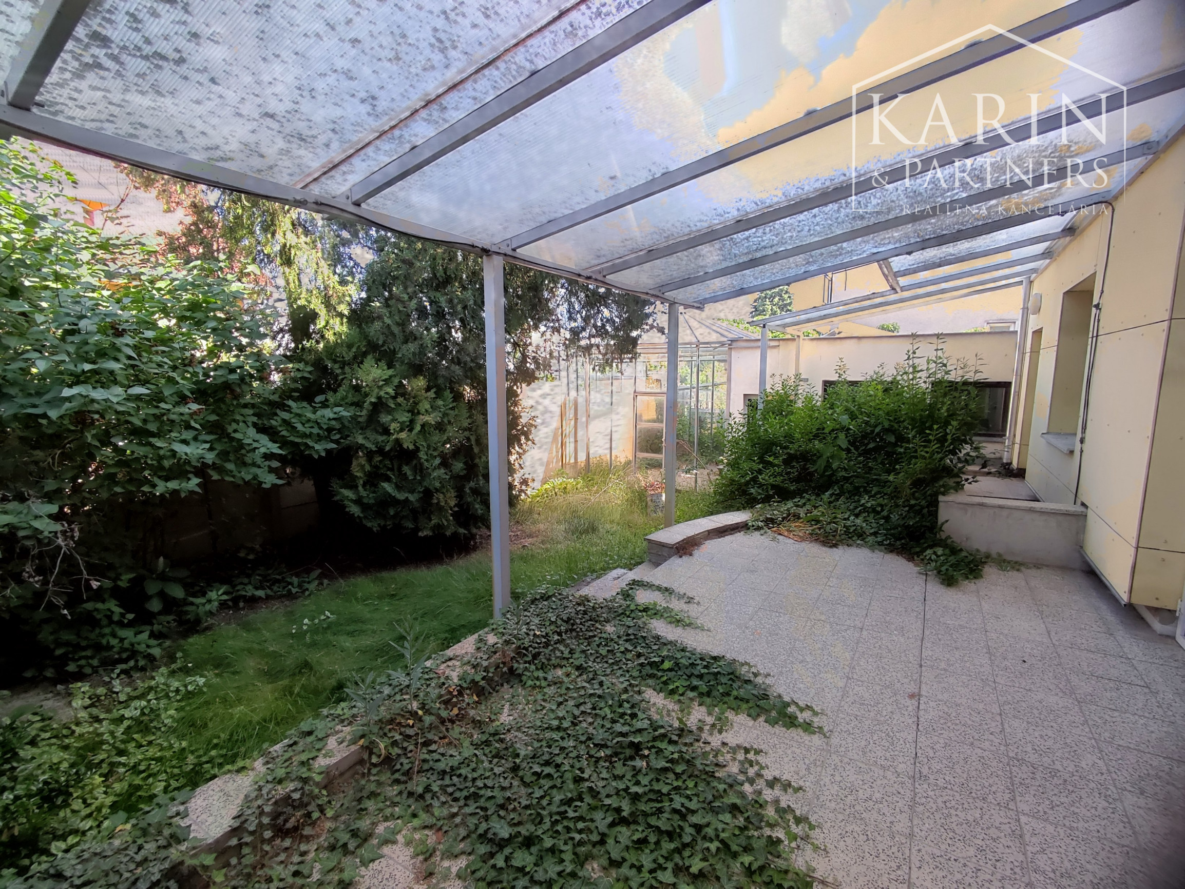 Znížená cena: Veľký poschodový rodinný dom s dvomi garážami, v oblúbenej pokojnej lukratívnej lokalite, Nové Zámky