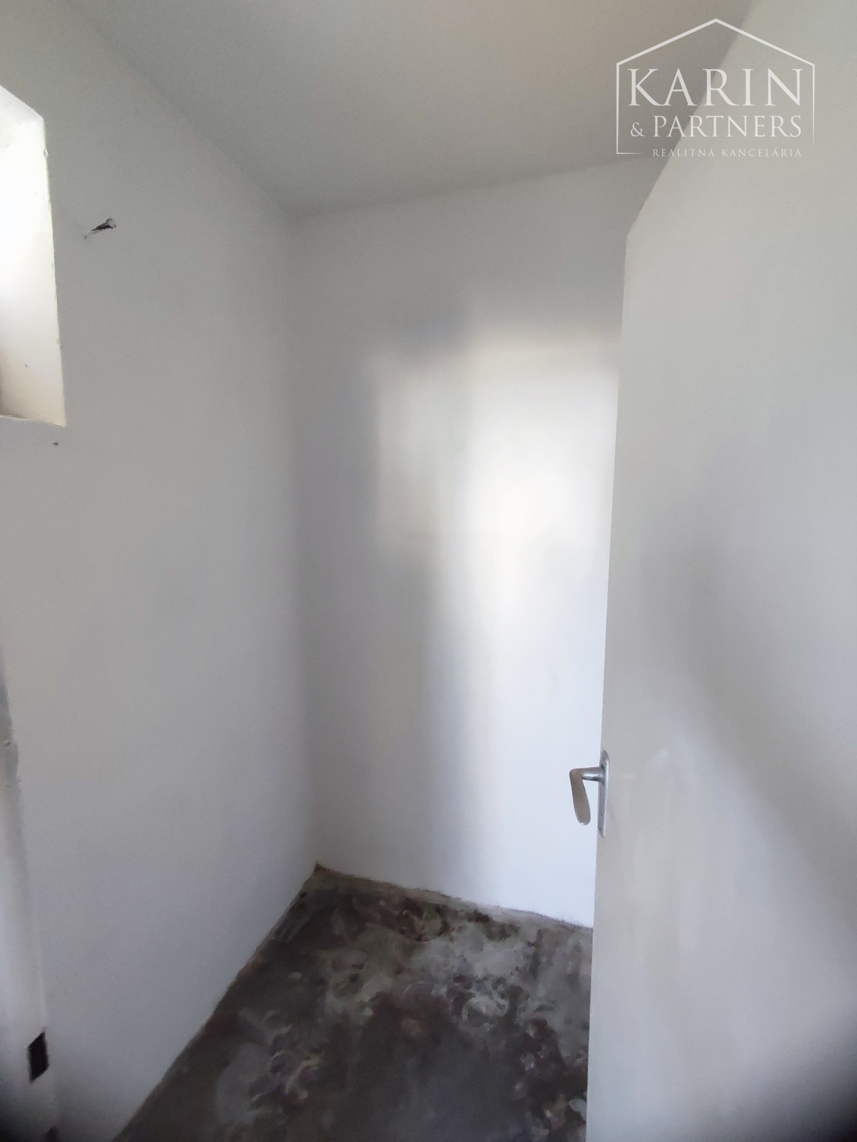 Znížená cena: Veľký poschodový rodinný dom s dvomi garážami, v oblúbenej pokojnej lukratívnej lokalite, Nové Zámky