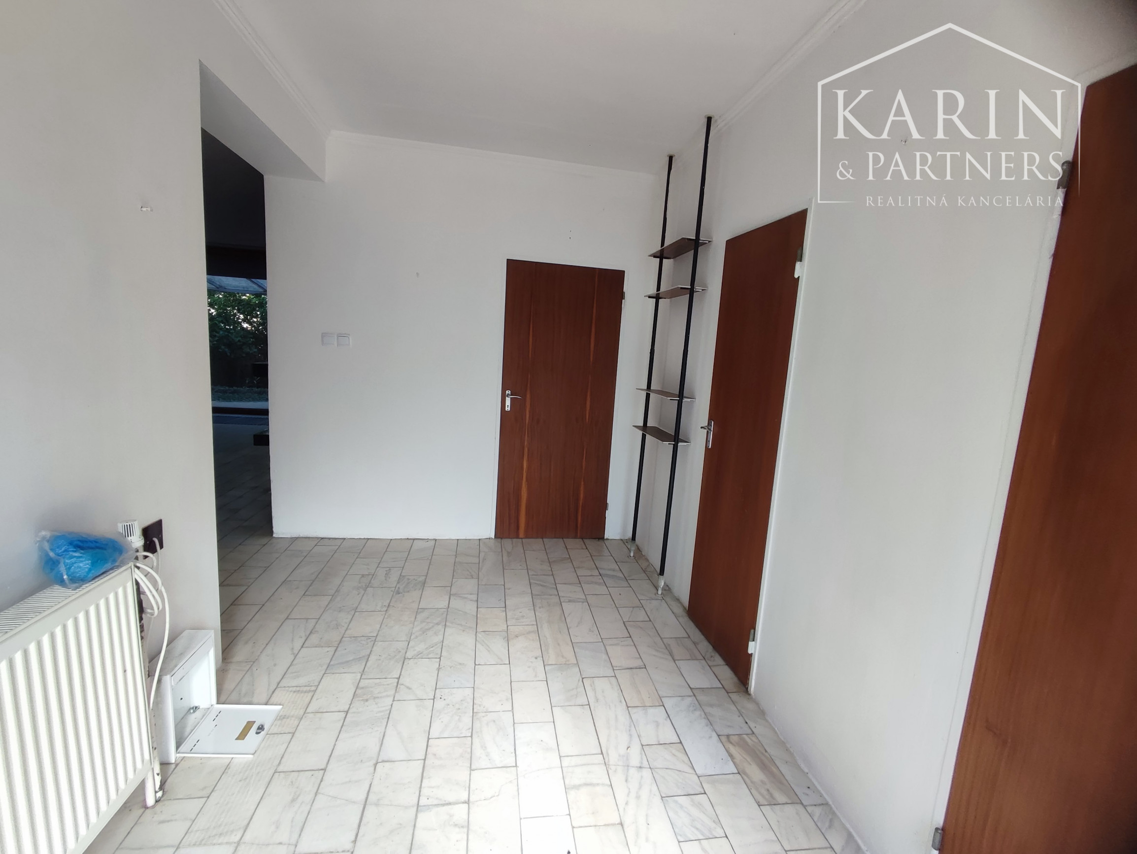 Znížená cena: Veľký poschodový rodinný dom s dvomi garážami, v oblúbenej pokojnej lukratívnej lokalite, Nové Zámky