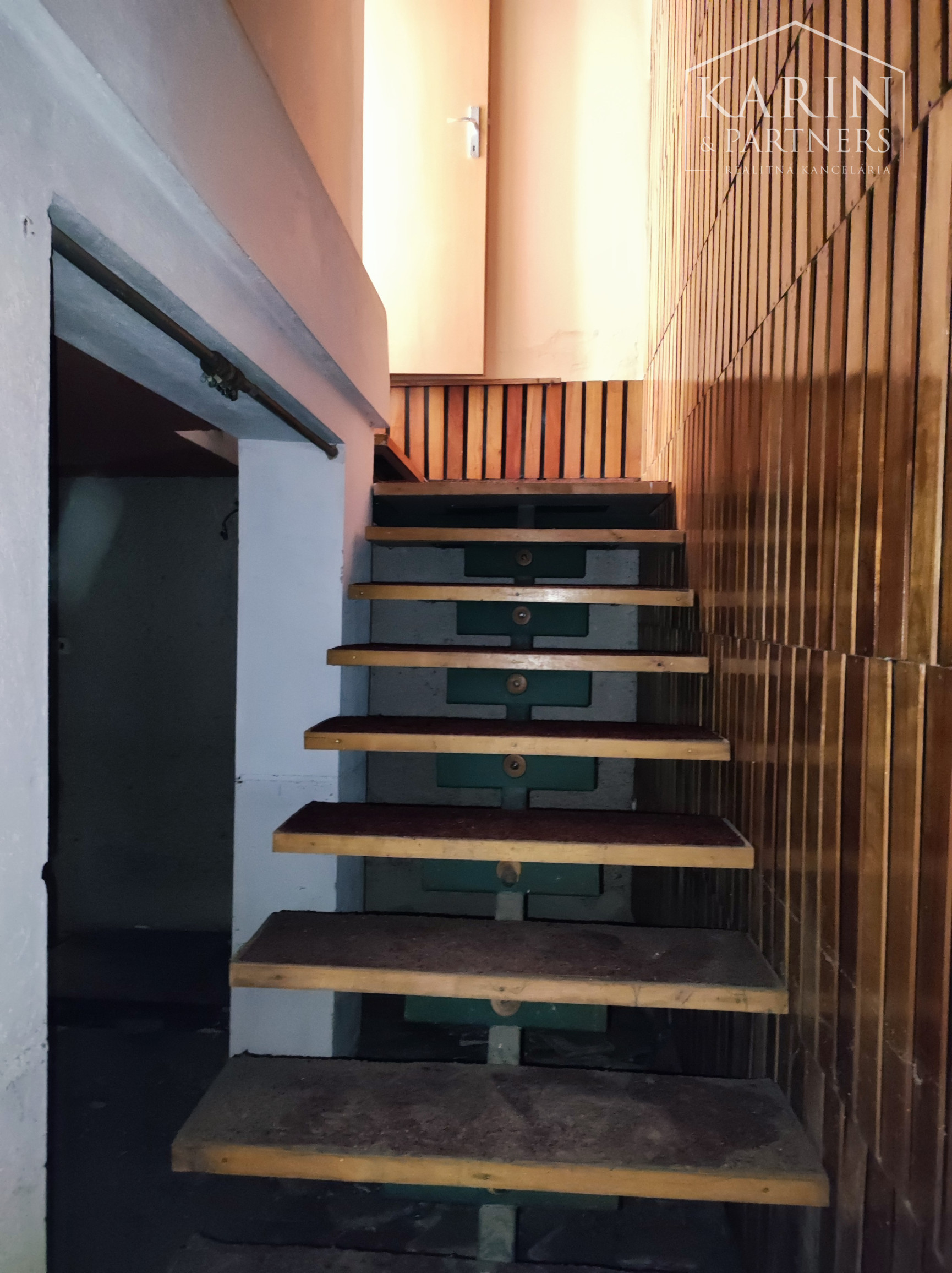 Znížená cena: Veľký poschodový rodinný dom s dvomi garážami, v oblúbenej pokojnej lukratívnej lokalite, Nové Zámky