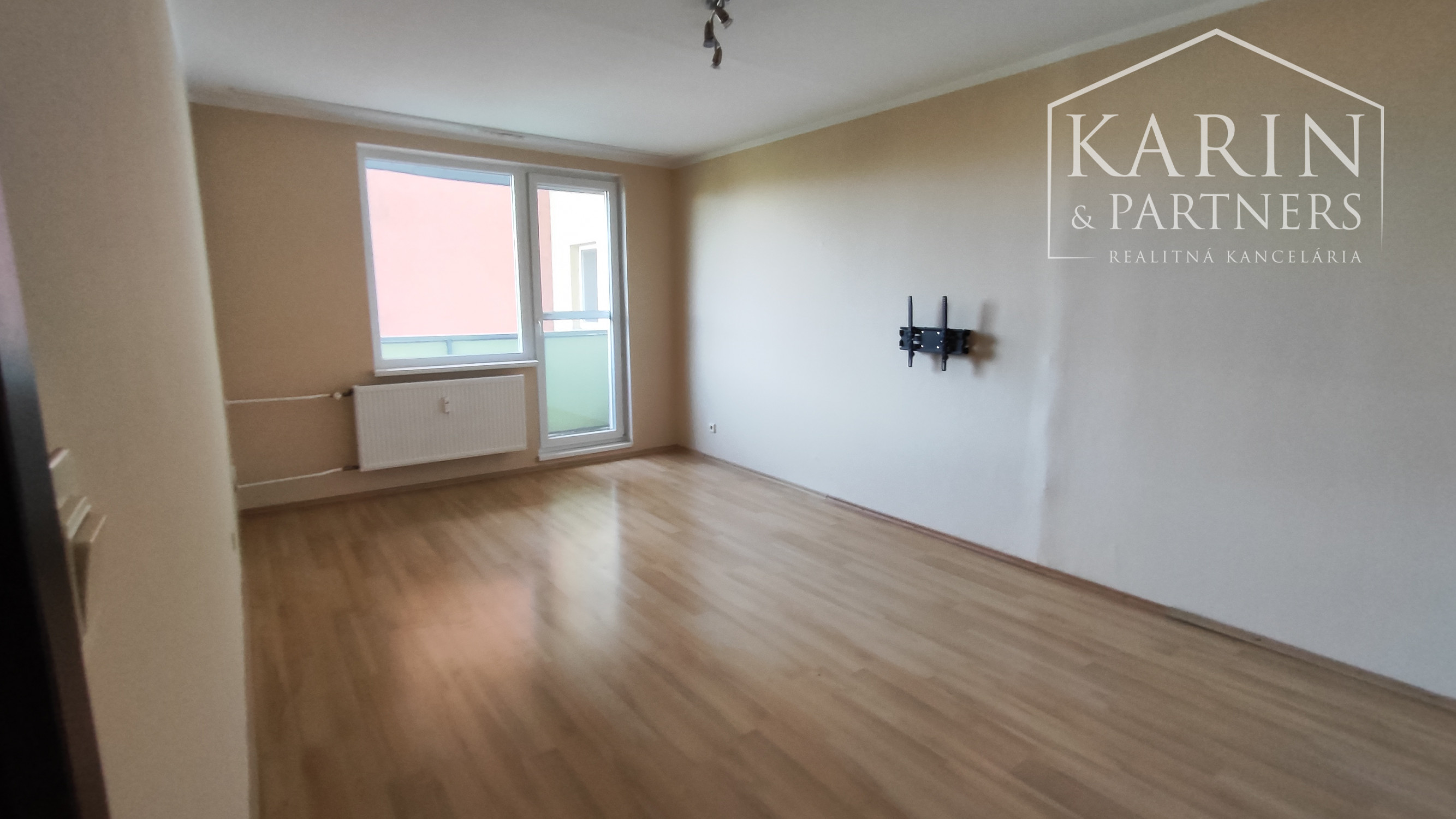 NA PRENÁJOM: 2-izbový byt s balkónom, Nábrežná ulica, Nové Zámky