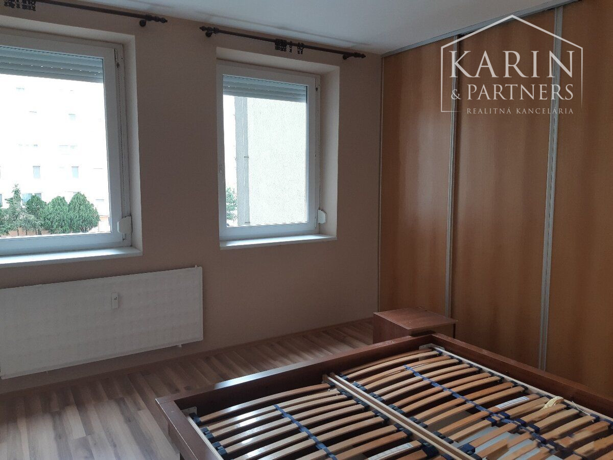 NA PRENÁJOM: 2-izbový byt s balkónom, Nábrežná ulica, Nové Zámky