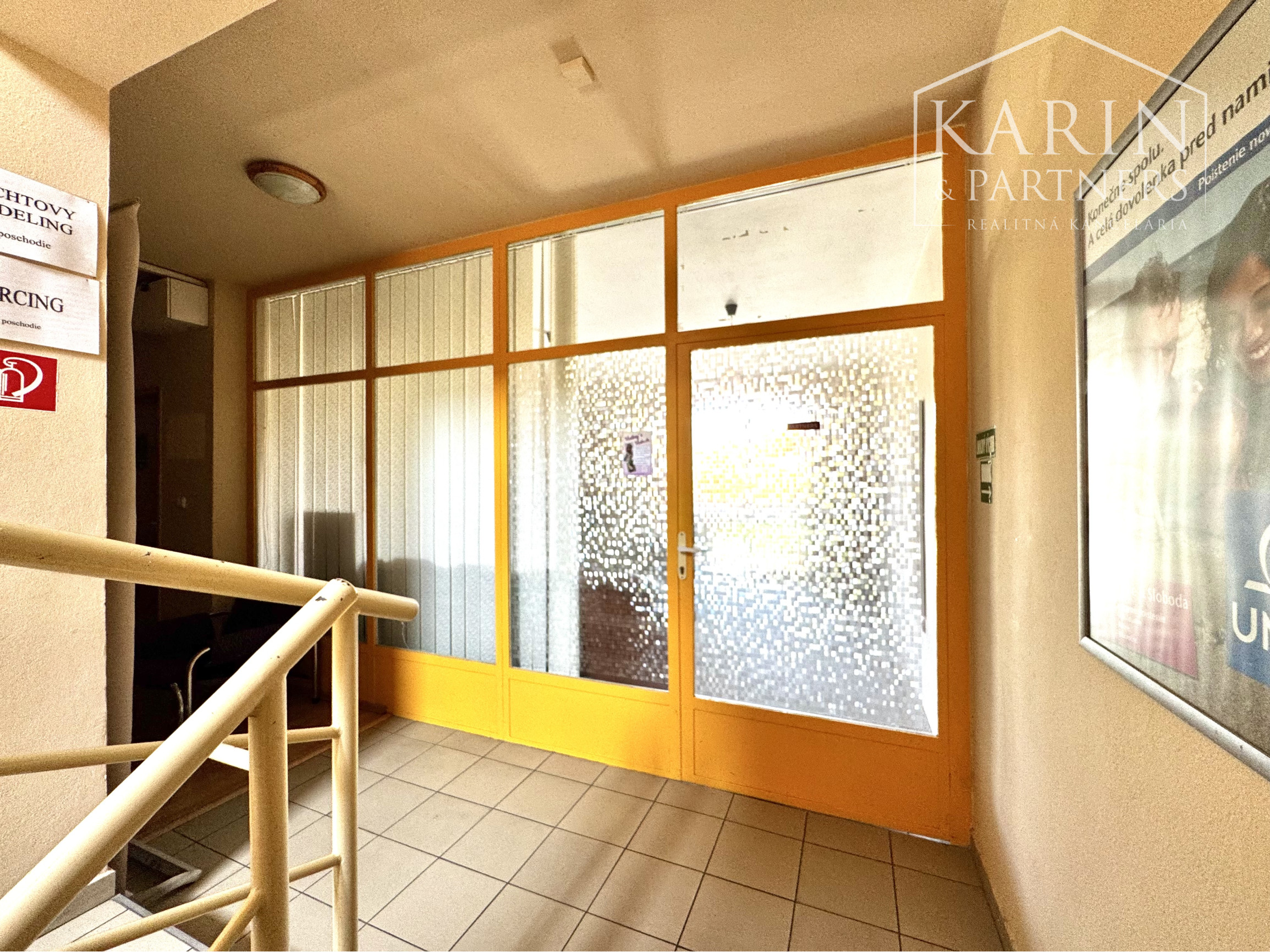 Kancelária s balkónom vo výbornej lokalite v centre, Skalica