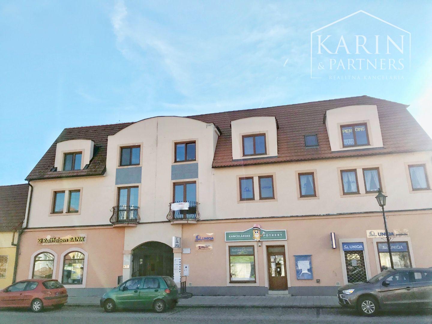 Kancelária s balkónom vo výbornej lokalite v centre, Skalica