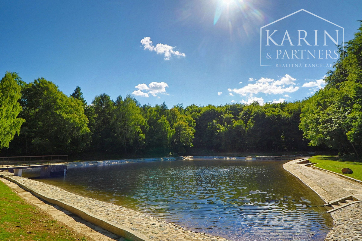 *** REZERVOVANÉ *** Chata v Harmónii pod lesom pozemok 4,7 á