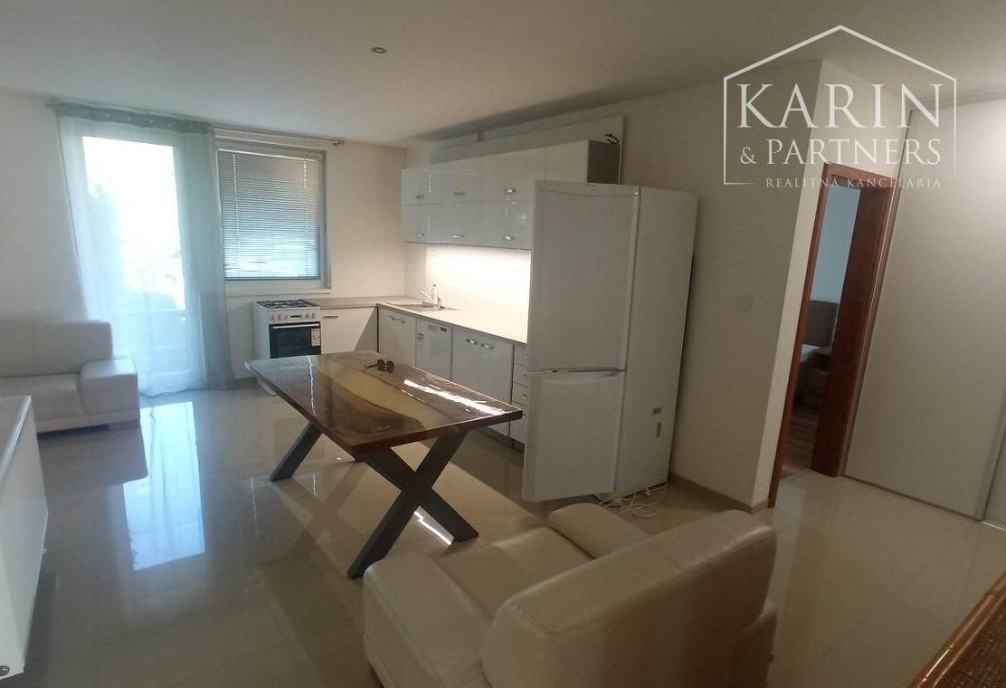 Na prenájom: 3 izbový moderný byt s 2-mi balkónmi, v Nových Zámkoch