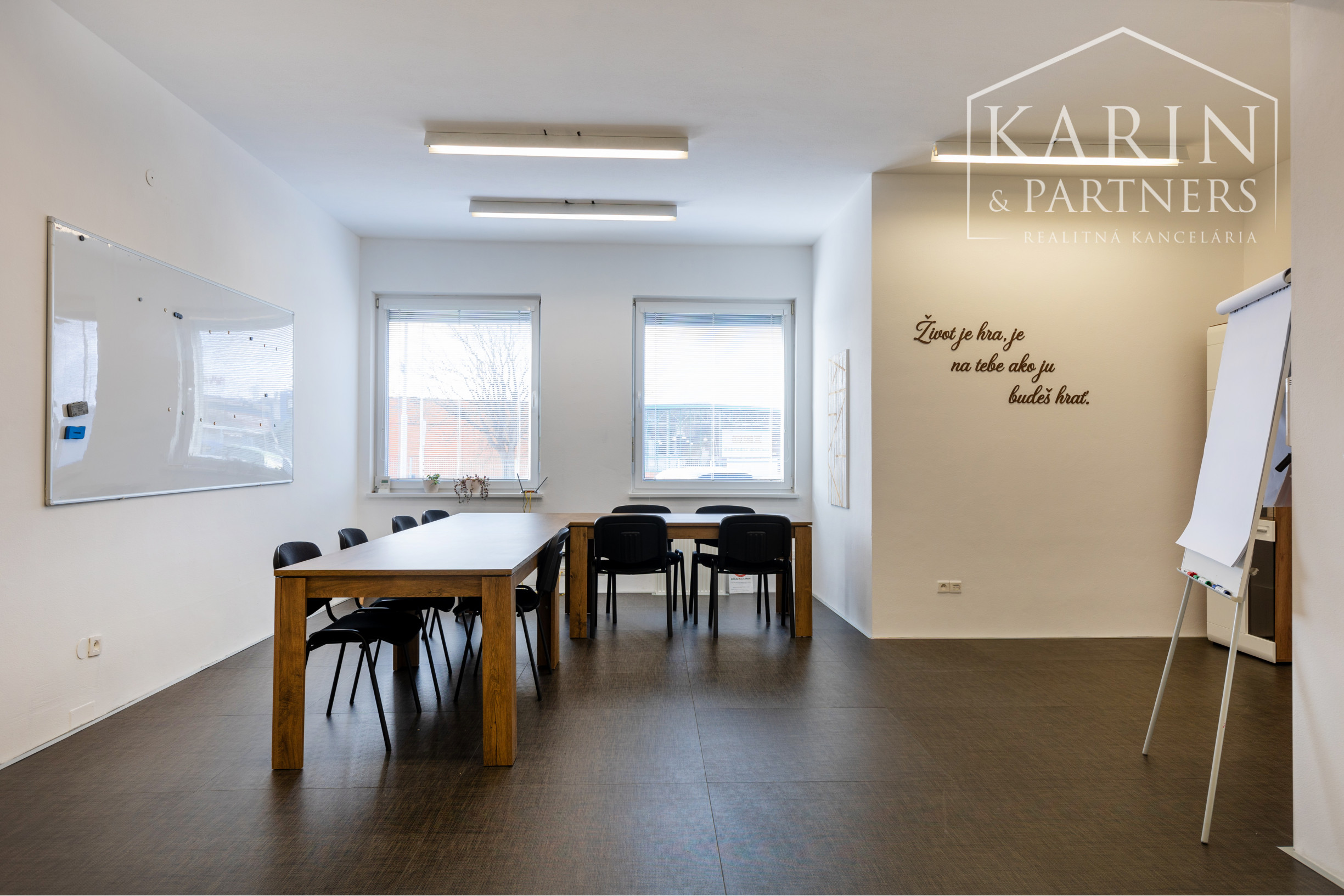 OBCHODNO-SKLADOVÉ PRIESTORY S KANCELÁRIOU A  S NÁKLADNOU PLOŠINOU