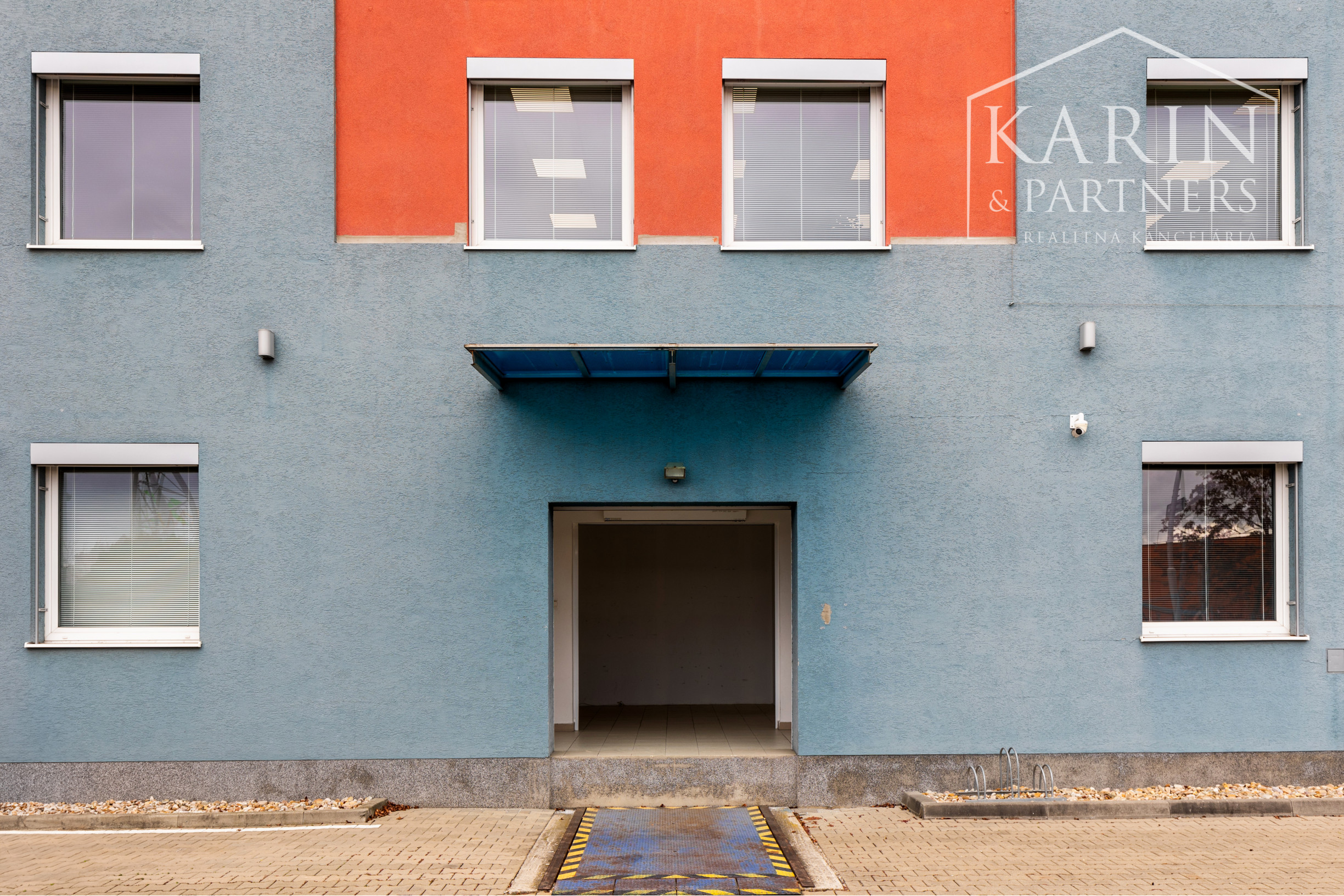 OBCHODNO-SKLADOVÉ PRIESTORY S KANCELÁRIOU A  S NÁKLADNOU PLOŠINOU