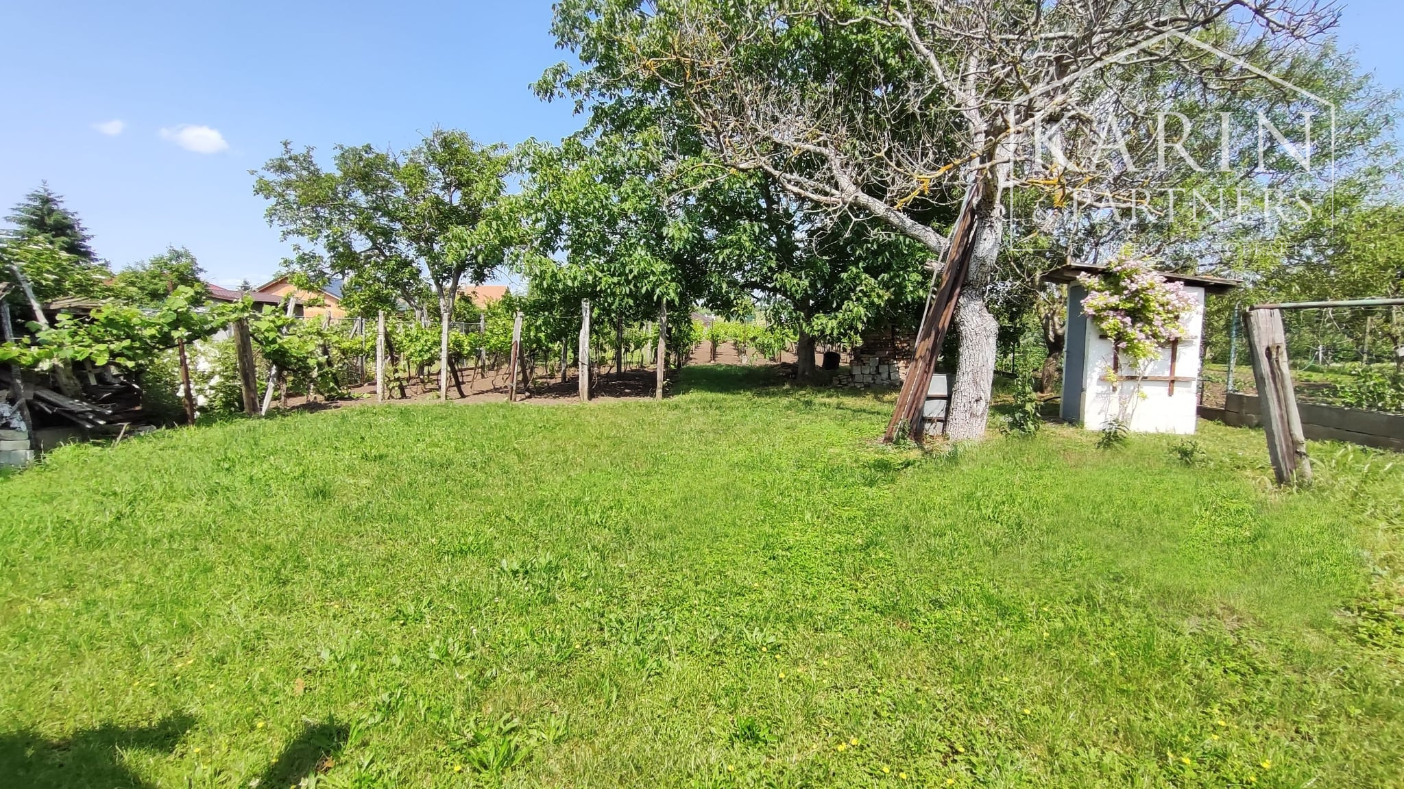 Rodinný dom s veľkým pozemkom, v obci Černík