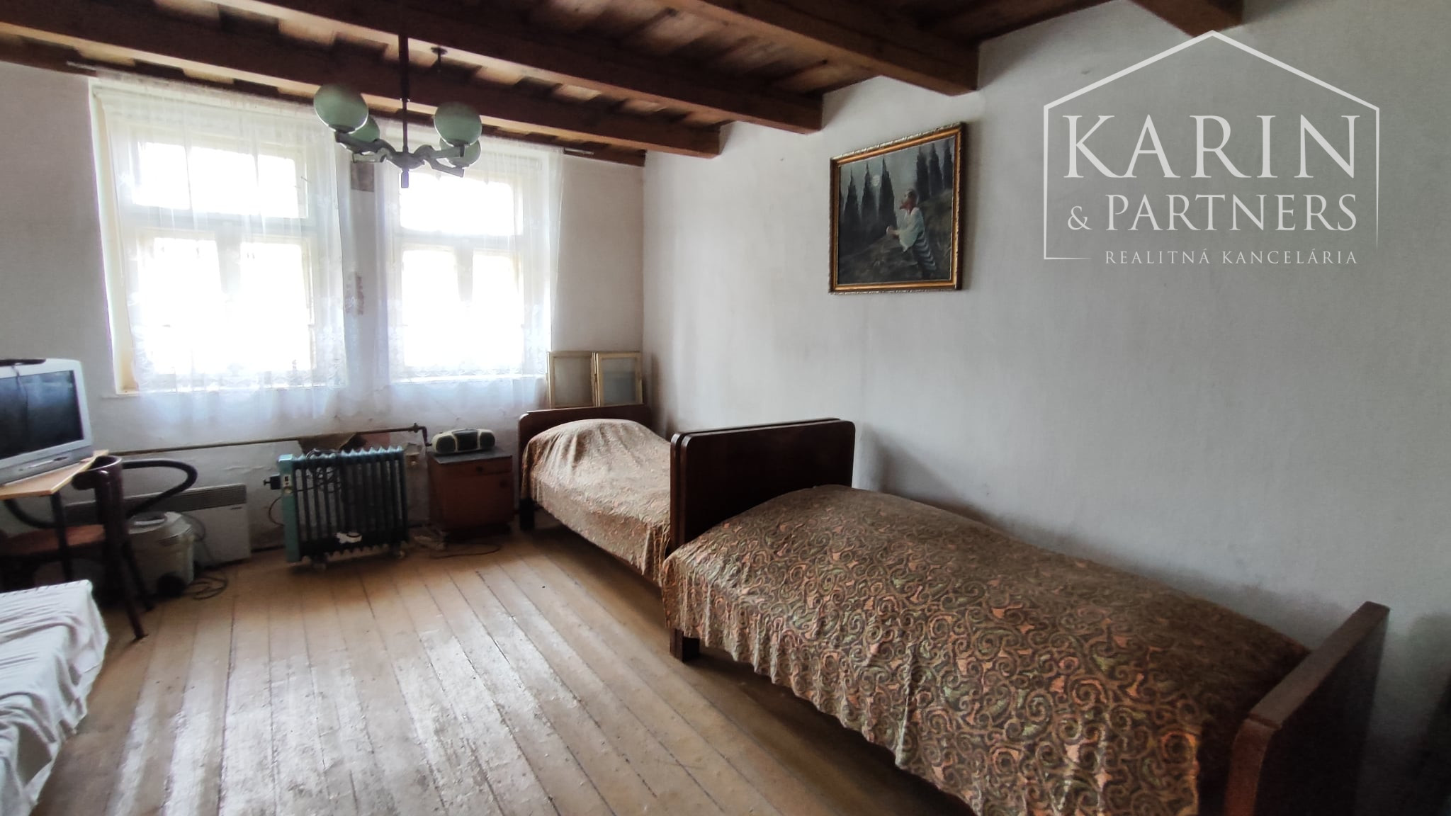 Rodinný dom s veľkým pozemkom, v obci Černík