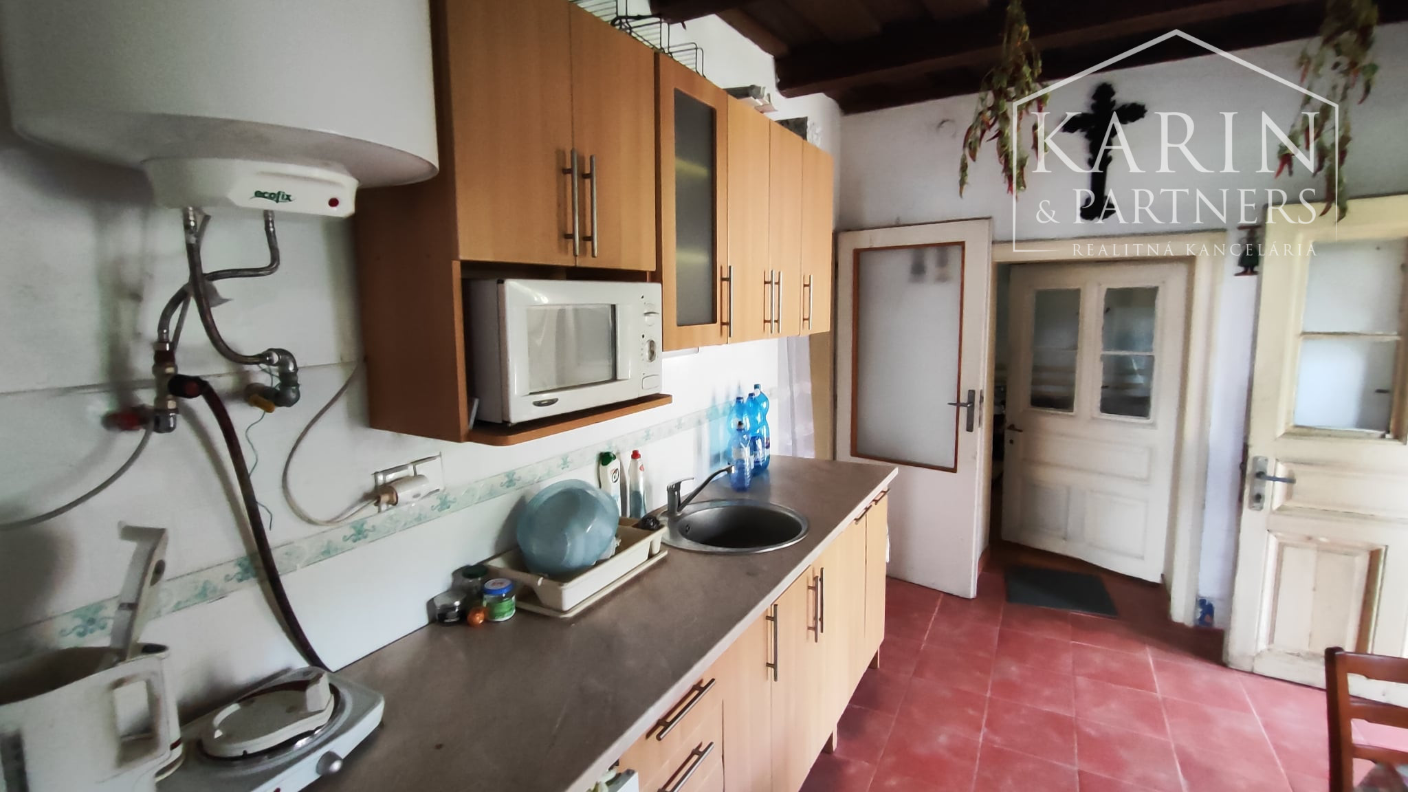 Rodinný dom s veľkým pozemkom, v obci Černík