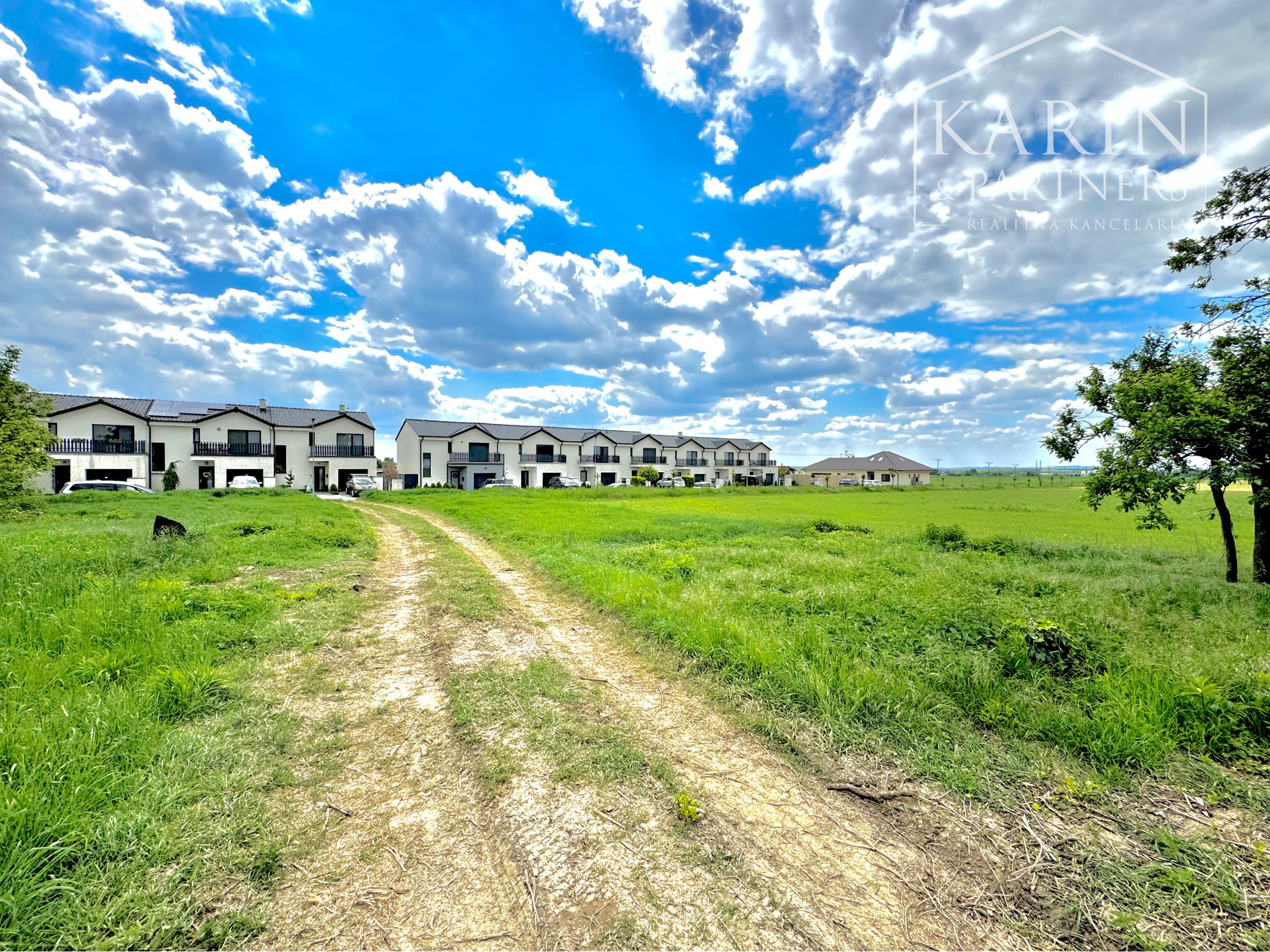 Stavebný pozemok pre rodinné domy aj bytový dom, 1695 m2, Hlboké