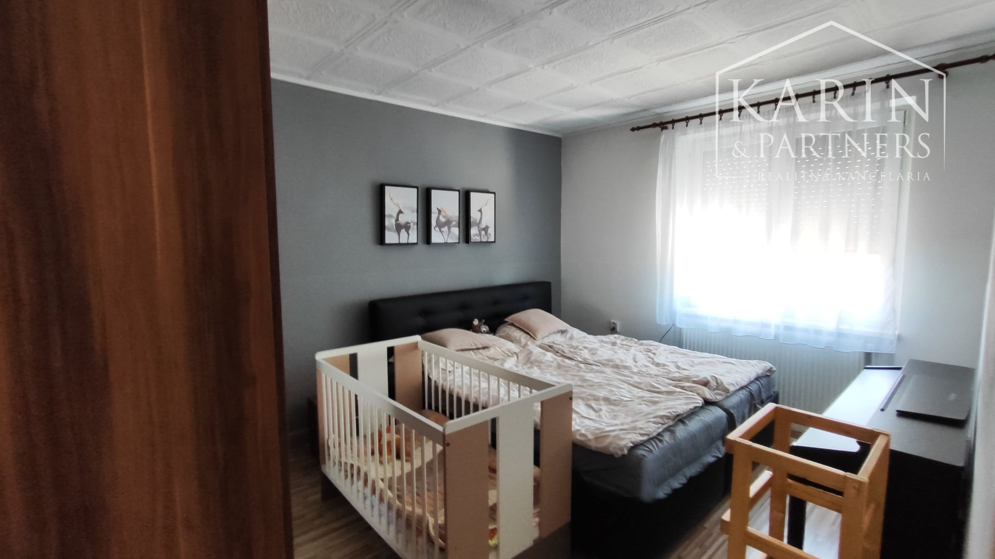 Rezervované: EXKLUZÍVNE iba U Nás: 3-izbový kompletne prerobený byt s balkónom, pozemkom a výbornou atmosférou v Tvrdošovciach