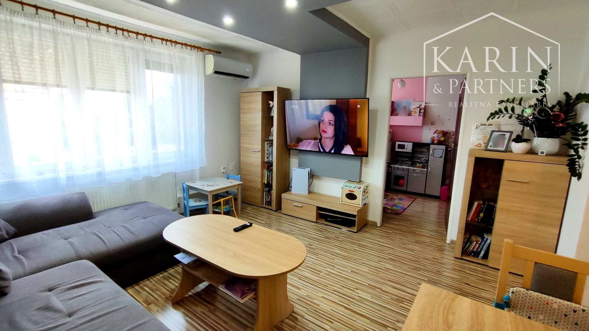 Rezervované: EXKLUZÍVNE iba U Nás: 3-izbový kompletne prerobený byt s balkónom, pozemkom a výbornou atmosférou v Tvrdošovciach