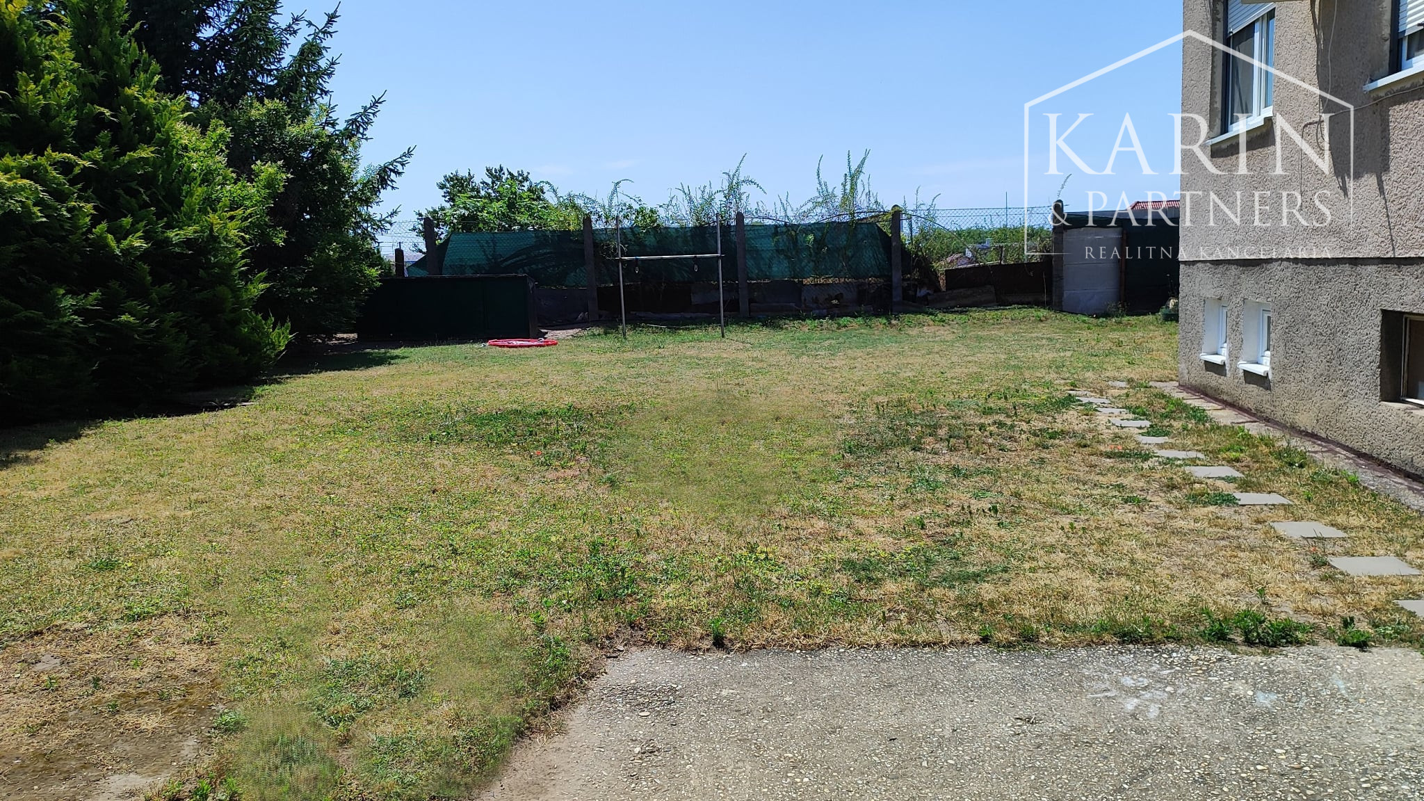 Rezervované: EXKLUZÍVNE iba U Nás: 3-izbový kompletne prerobený byt s balkónom, pozemkom a výbornou atmosférou v Tvrdošovciach