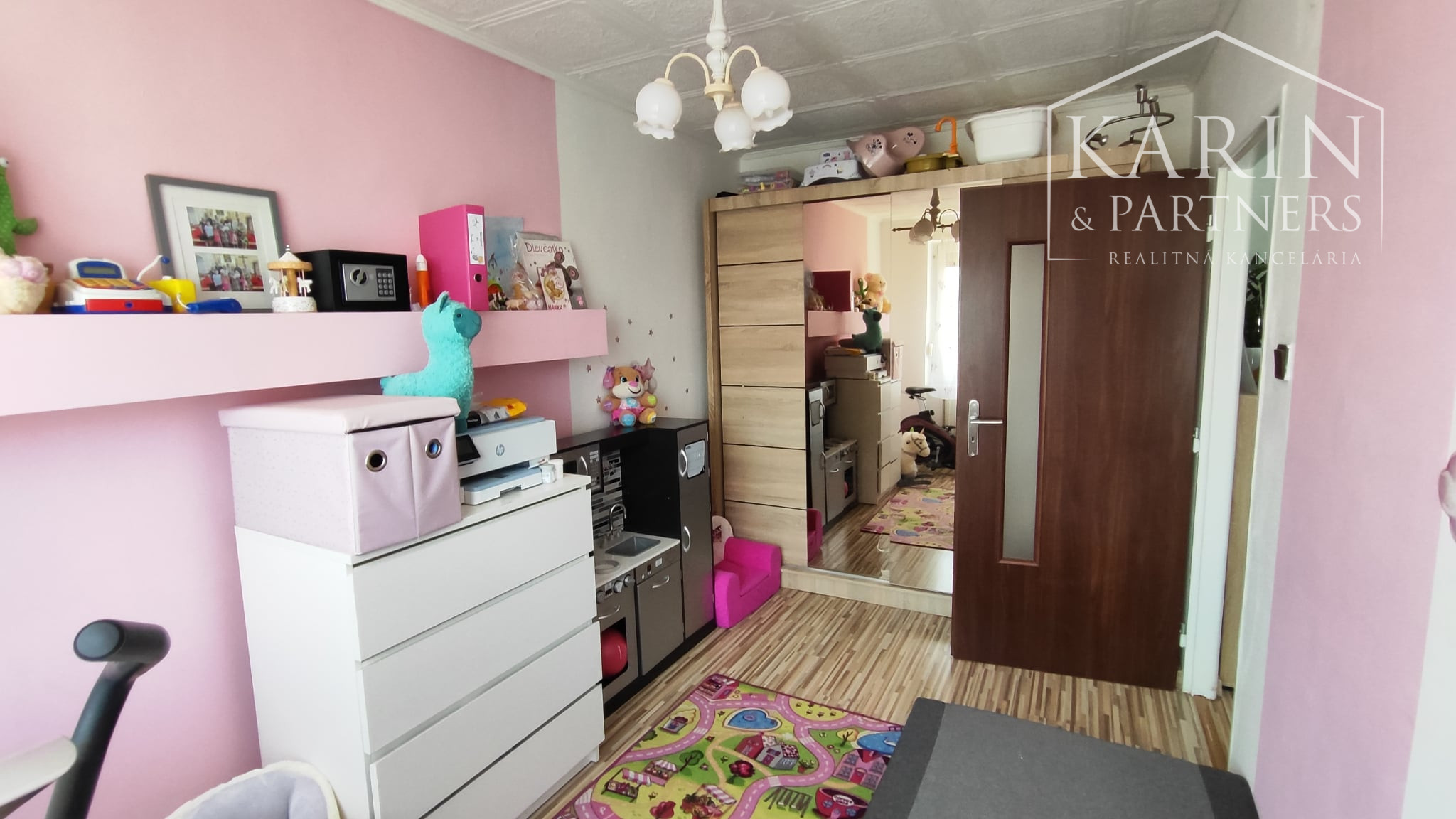 Rezervované: EXKLUZÍVNE iba U Nás: 3-izbový kompletne prerobený byt s balkónom, pozemkom a výbornou atmosférou v Tvrdošovciach