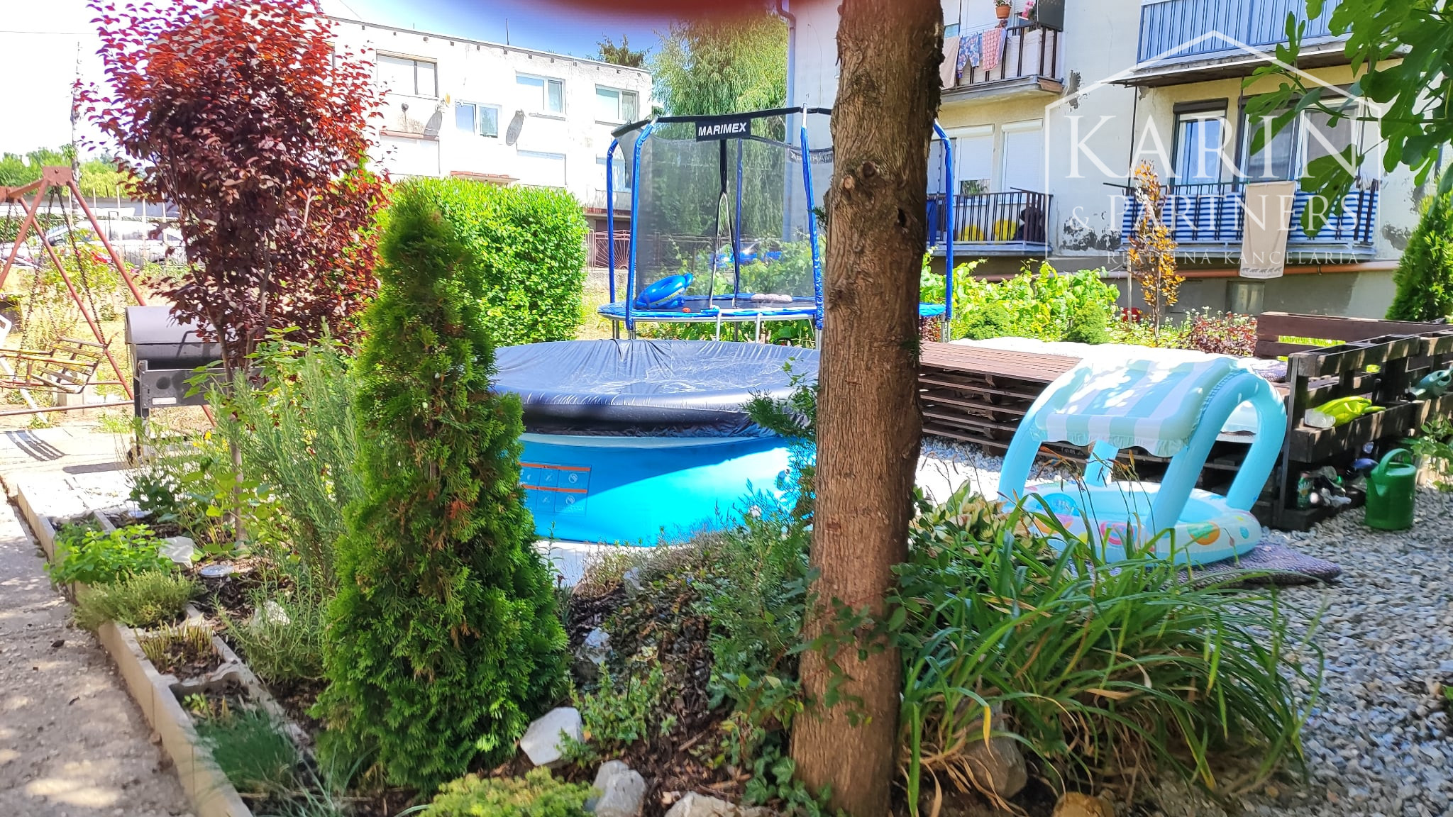 Rezervované: EXKLUZÍVNE iba U Nás: 3-izbový kompletne prerobený byt s balkónom, pozemkom a výbornou atmosférou v Tvrdošovciach