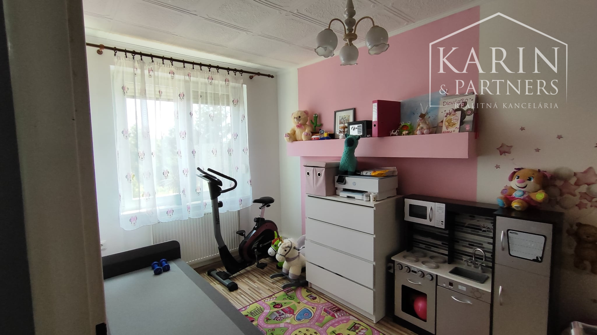 Rezervované: EXKLUZÍVNE iba U Nás: 3-izbový kompletne prerobený byt s balkónom, pozemkom a výbornou atmosférou v Tvrdošovciach