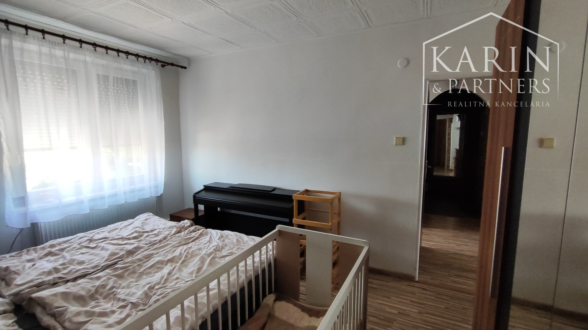 Rezervované: EXKLUZÍVNE iba U Nás: 3-izbový kompletne prerobený byt s balkónom, pozemkom a výbornou atmosférou v Tvrdošovciach