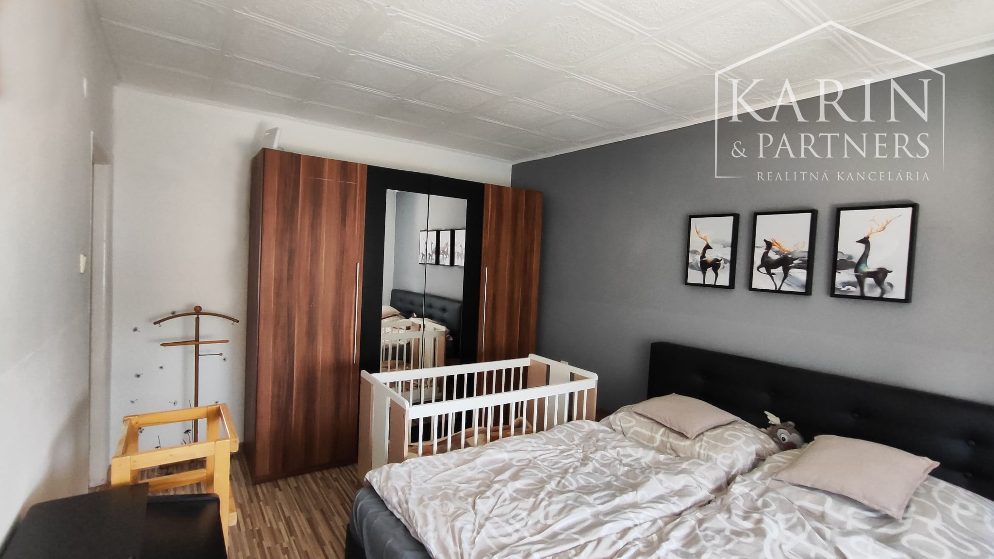 Rezervované: EXKLUZÍVNE iba U Nás: 3-izbový kompletne prerobený byt s balkónom, pozemkom a výbornou atmosférou v Tvrdošovciach