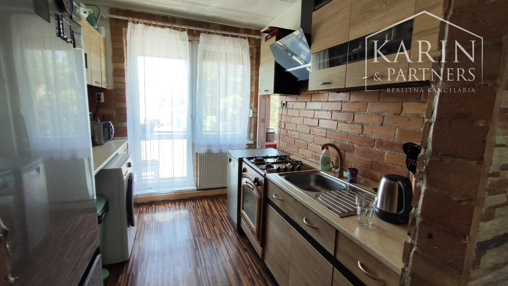 Rezervované: EXKLUZÍVNE iba U Nás: 3-izbový kompletne prerobený byt s balkónom, pozemkom a výbornou atmosférou v Tvrdošovciach