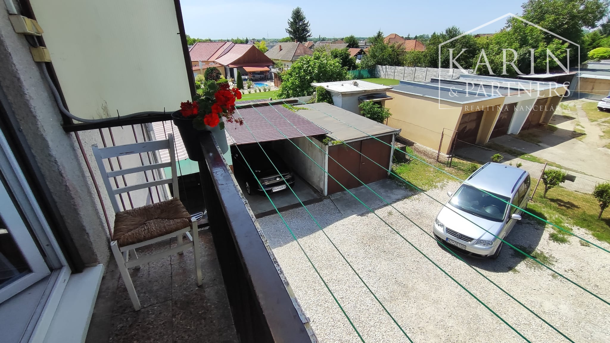 Rezervované: EXKLUZÍVNE iba U Nás: 3-izbový kompletne prerobený byt s balkónom, pozemkom a výbornou atmosférou v Tvrdošovciach