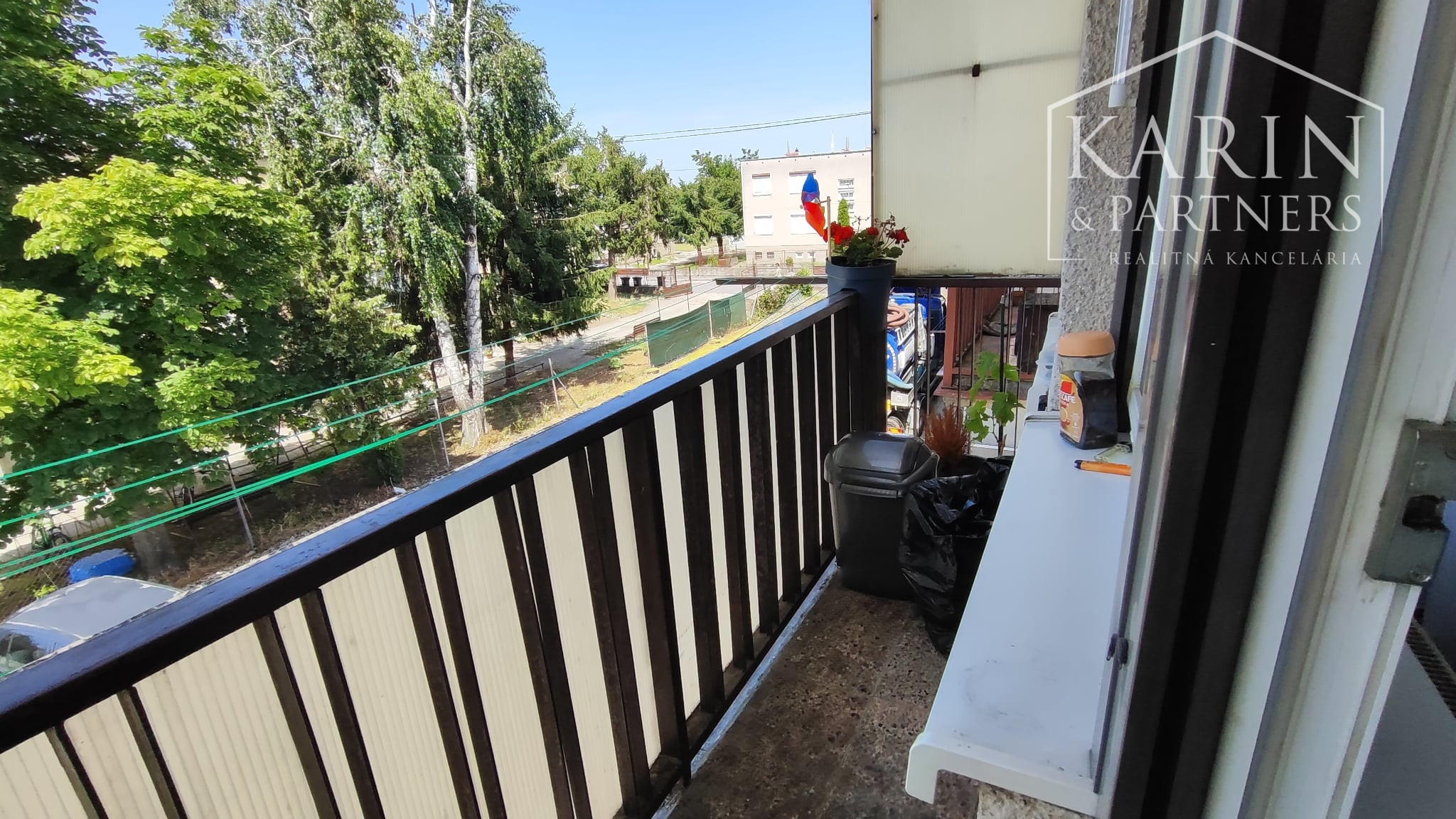 Rezervované: EXKLUZÍVNE iba U Nás: 3-izbový kompletne prerobený byt s balkónom, pozemkom a výbornou atmosférou v Tvrdošovciach