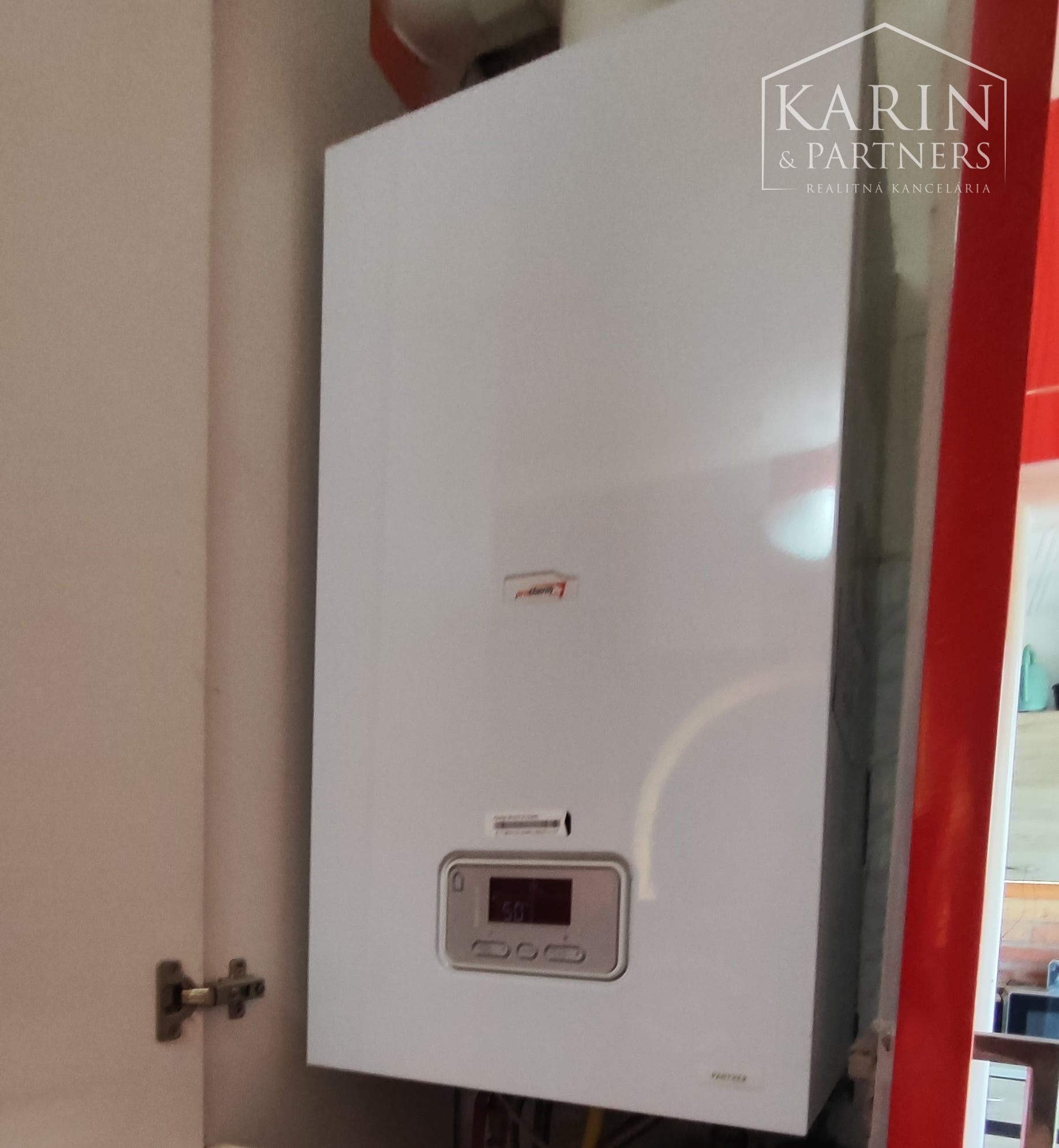 Rezervované: EXKLUZÍVNE iba U Nás: 3-izbový kompletne prerobený byt s balkónom, pozemkom a výbornou atmosférou v Tvrdošovciach