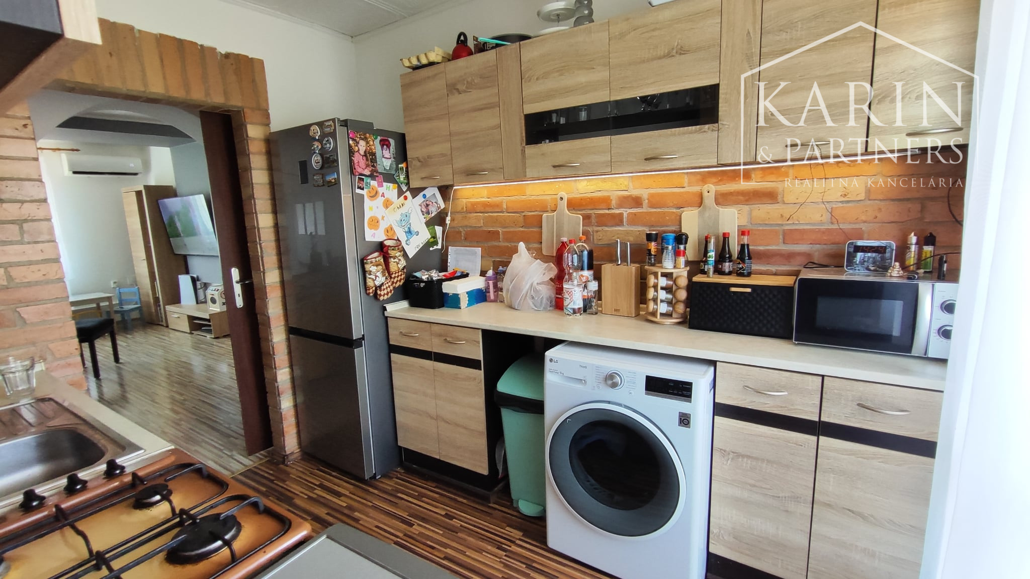 Rezervované: EXKLUZÍVNE iba U Nás: 3-izbový kompletne prerobený byt s balkónom, pozemkom a výbornou atmosférou v Tvrdošovciach