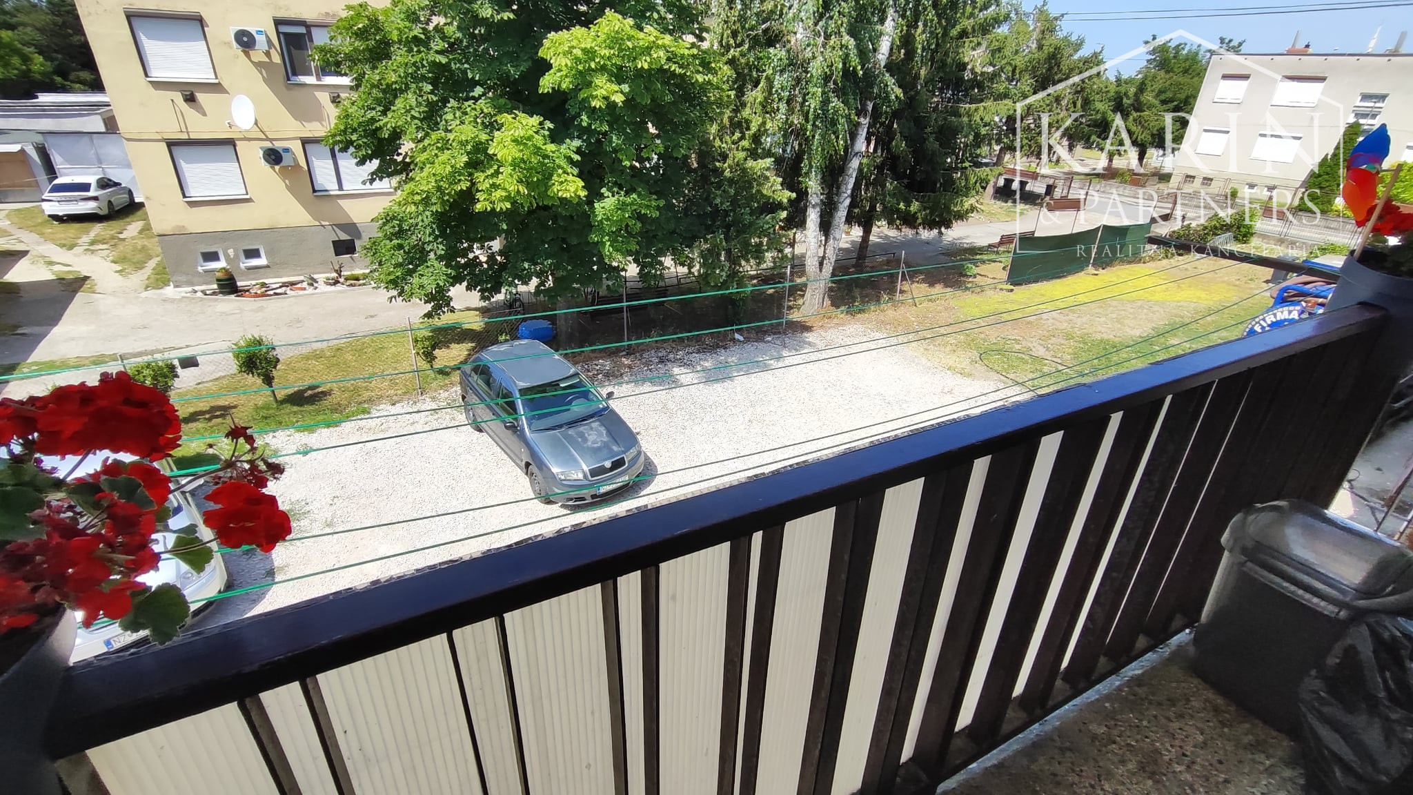 Rezervované: EXKLUZÍVNE iba U Nás: 3-izbový kompletne prerobený byt s balkónom, pozemkom a výbornou atmosférou v Tvrdošovciach