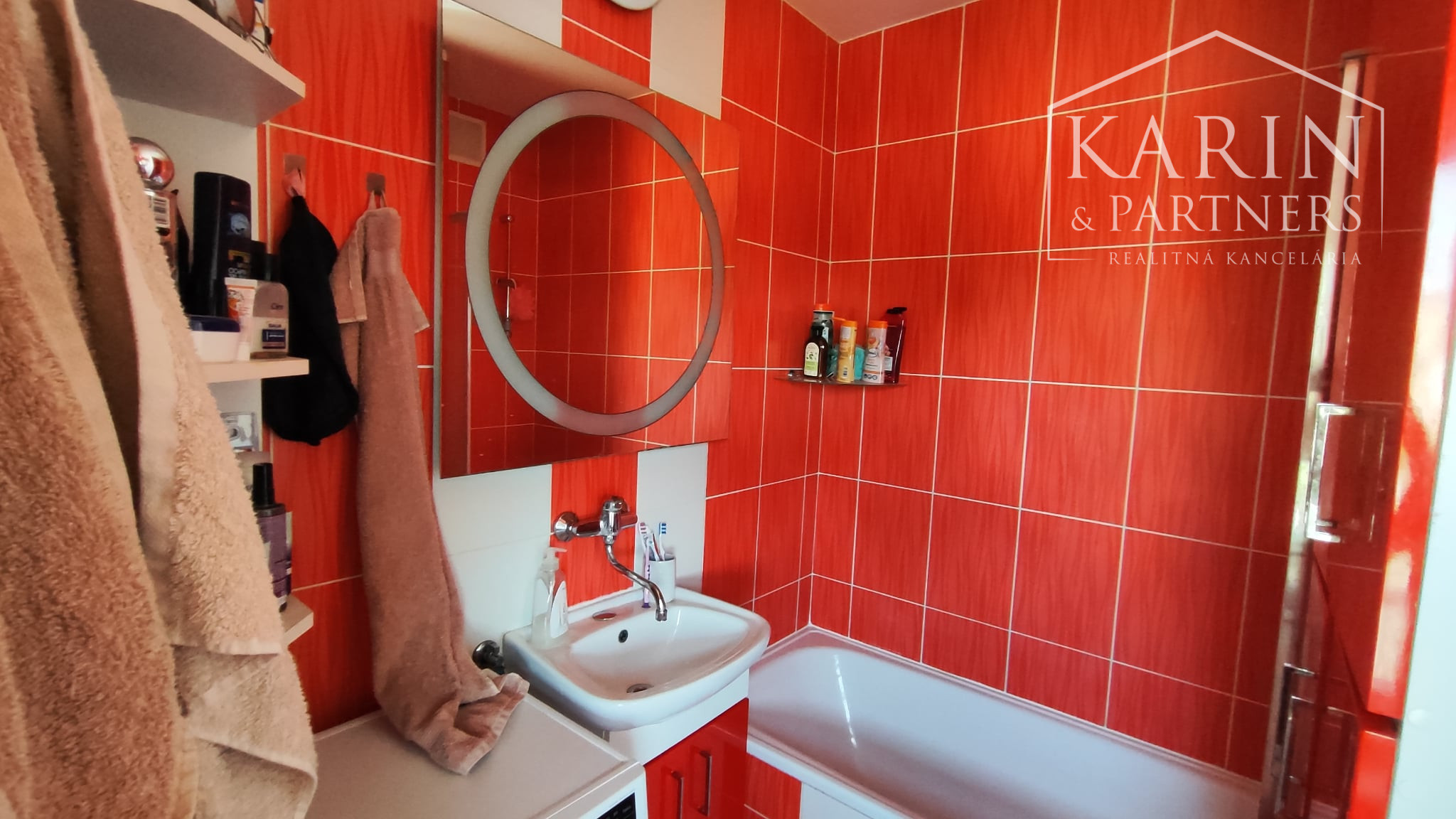 Rezervované: EXKLUZÍVNE iba U Nás: 3-izbový kompletne prerobený byt s balkónom, pozemkom a výbornou atmosférou v Tvrdošovciach