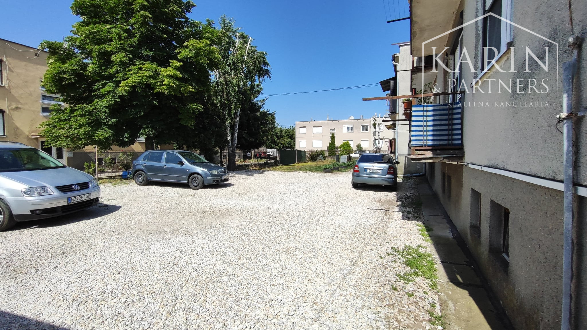 Rezervované: EXKLUZÍVNE iba U Nás: 3-izbový kompletne prerobený byt s balkónom, pozemkom a výbornou atmosférou v Tvrdošovciach