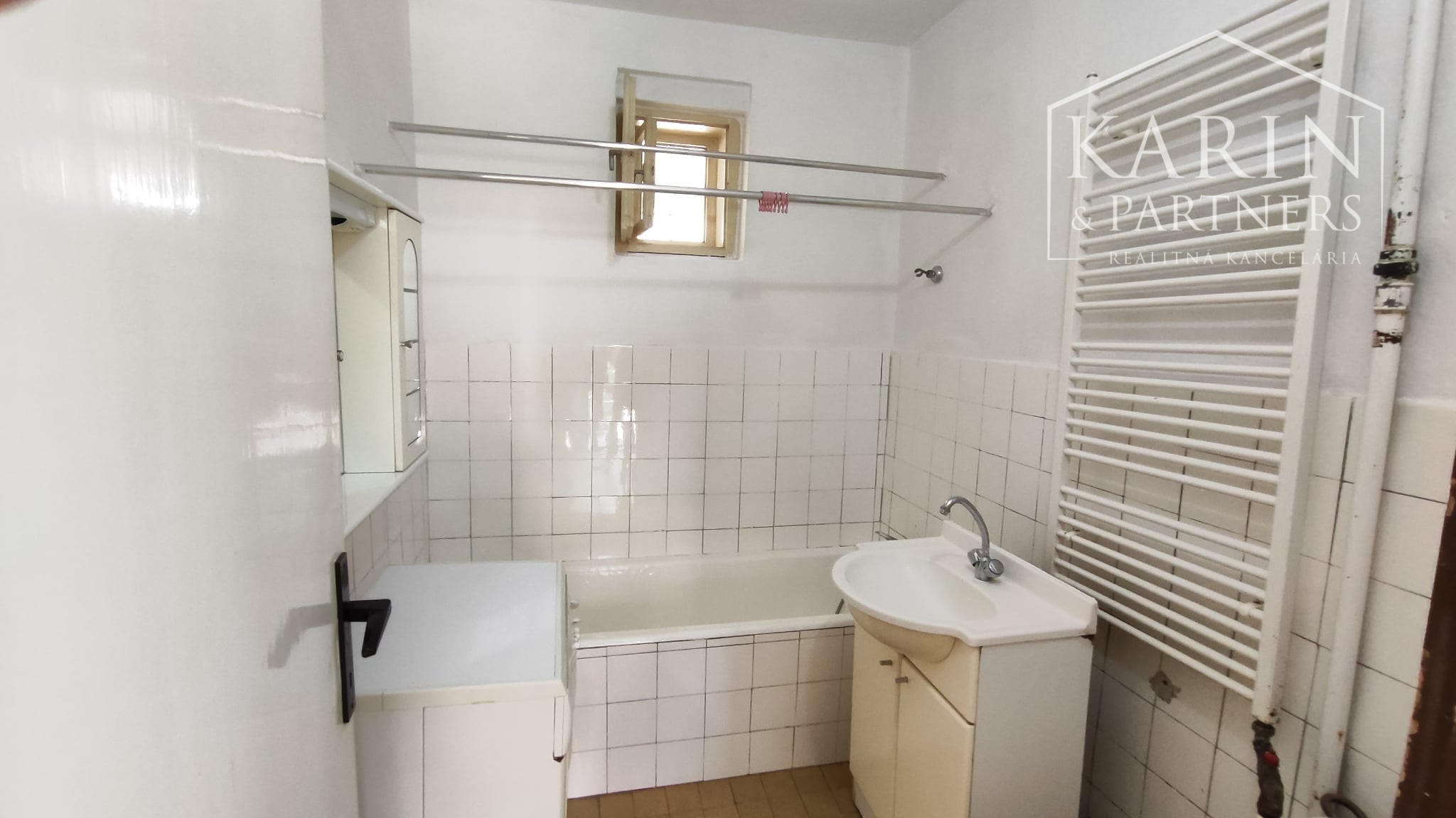 *TOP PONUKA:* Na predaj rodinný dom s garážou, zimnou záhradou, blízke okolie Nových Zámkov - Rezervované