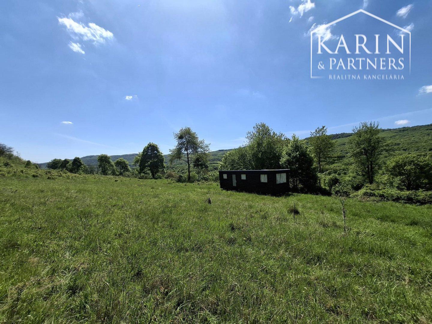 Slnečný rekreačný pozemok 5140 m2 s mobilným domom obklopený krásnou prírodou Horný Tisovník