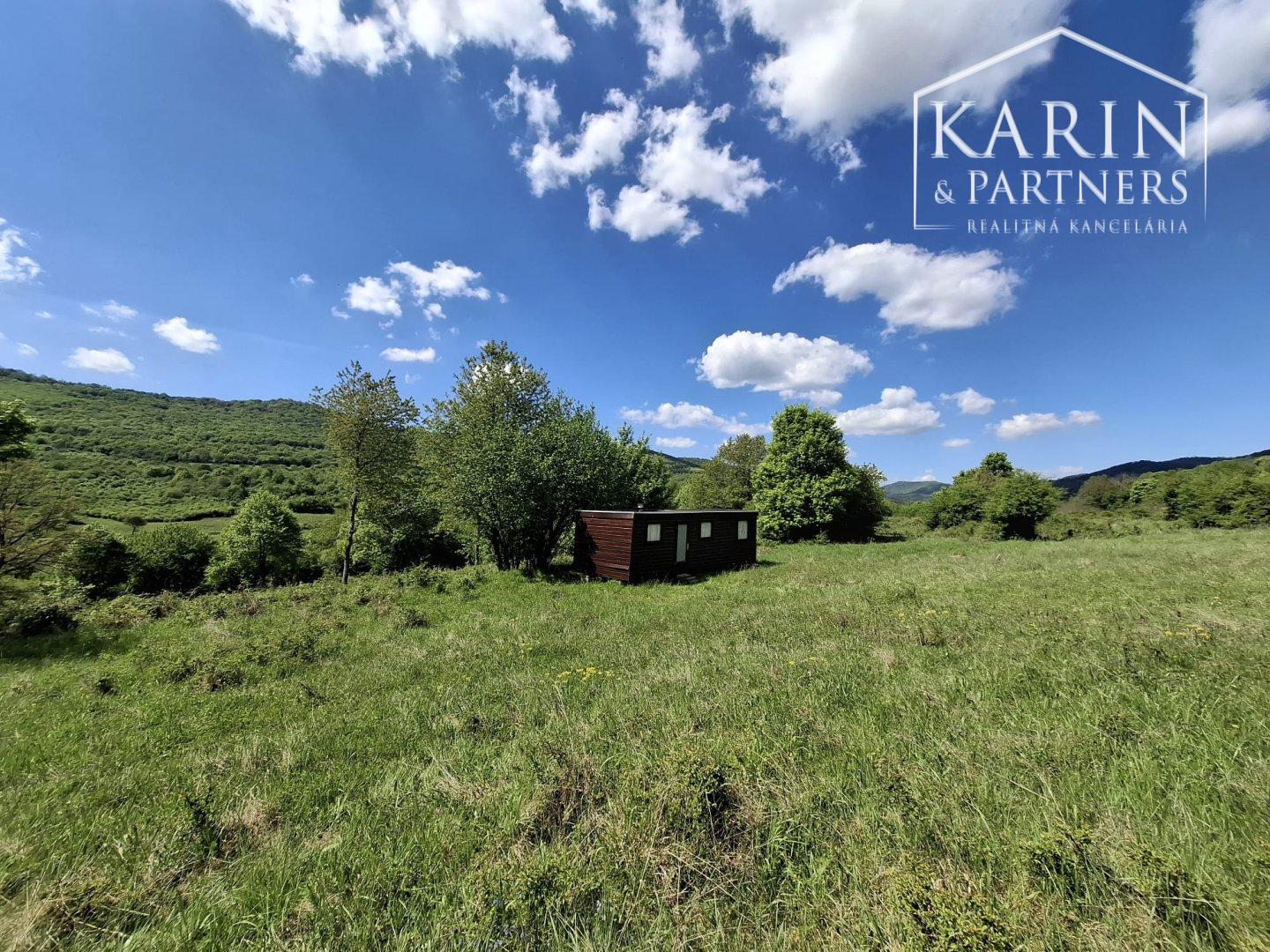 Slnečný rekreačný pozemok 5140 m2 s mobilným domom obklopený krásnou prírodou Horný Tisovník