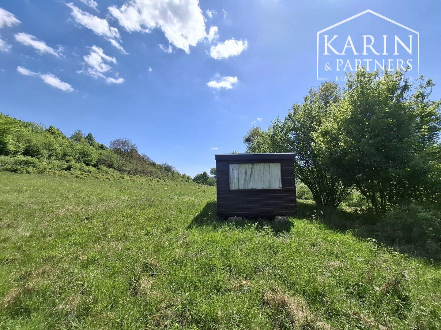 Slnečný rekreačný pozemok 5140 m2 s mobilným domom obklopený krásnou prírodou Horný Tisovník