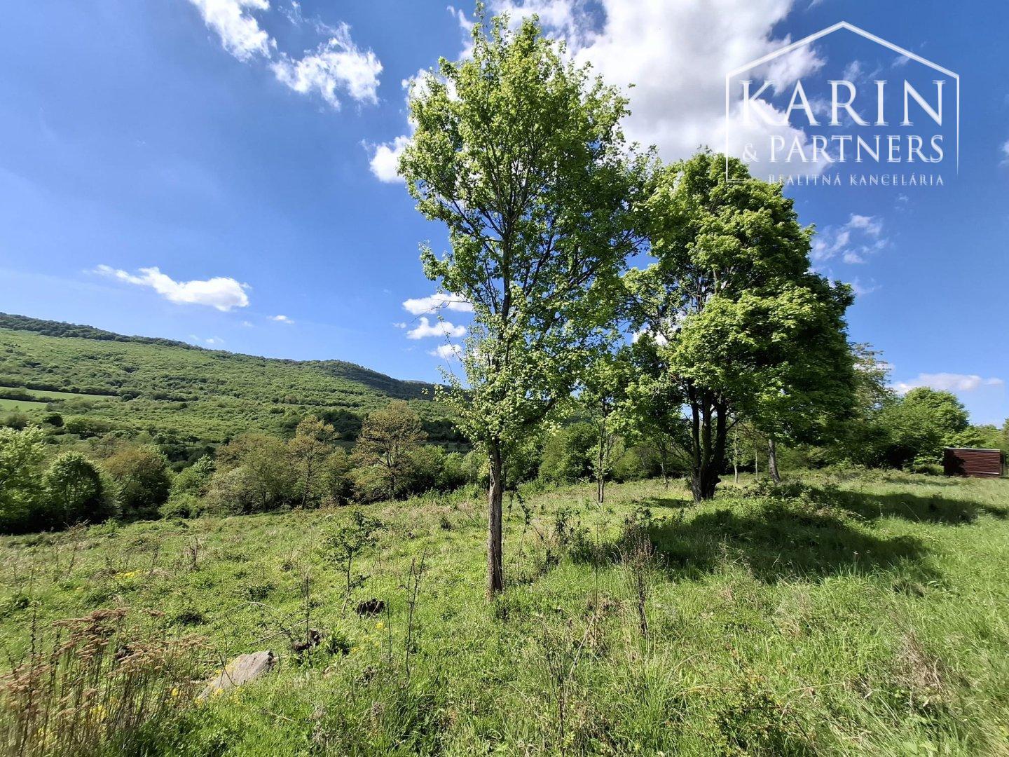 Slnečný rekreačný pozemok 5140 m2 s mobilným domom obklopený krásnou prírodou Horný Tisovník